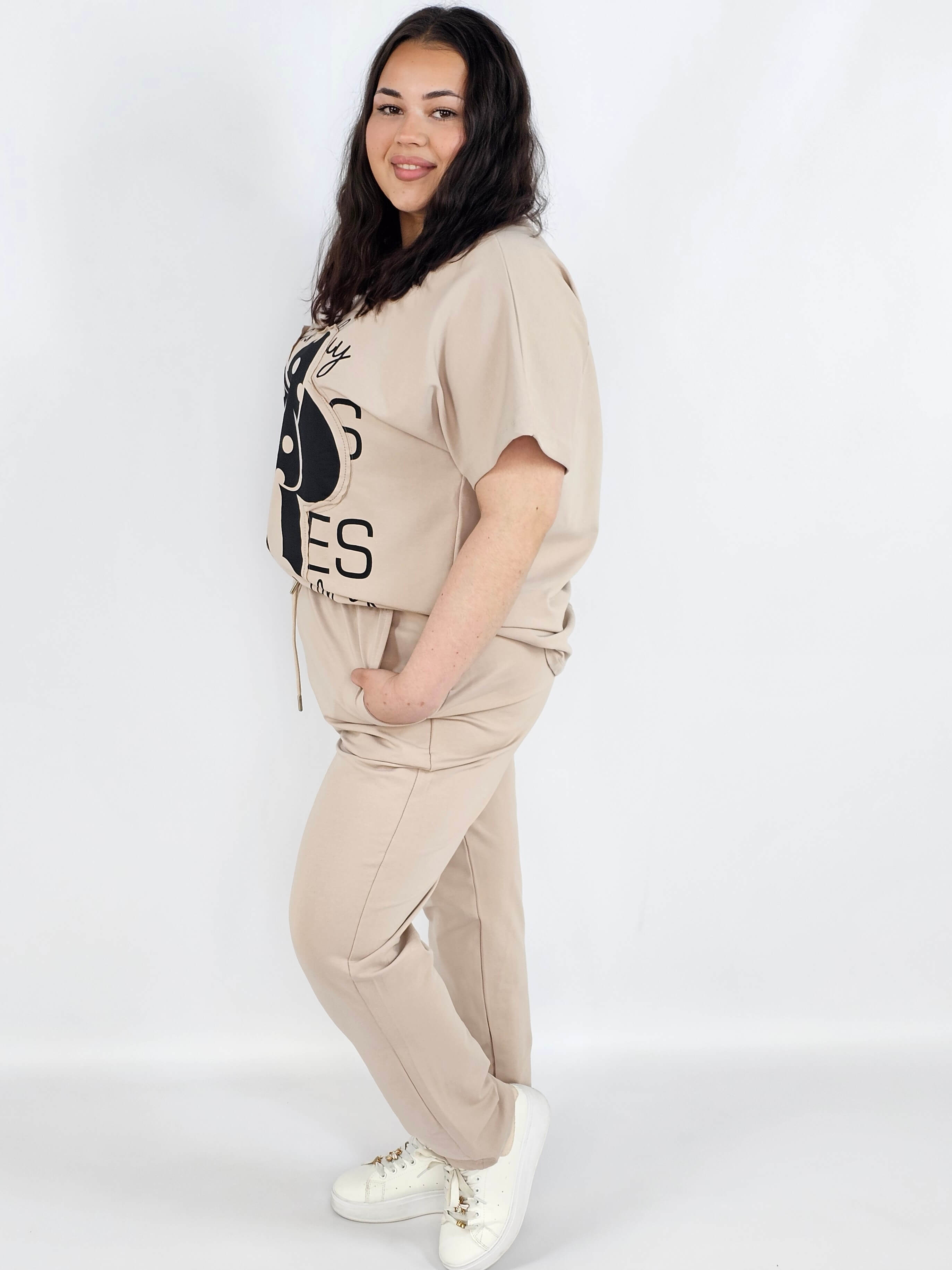 Komplet plus size XXL – bluzka i spodnie dresowe z modnym nadrukiem Stylowa XL