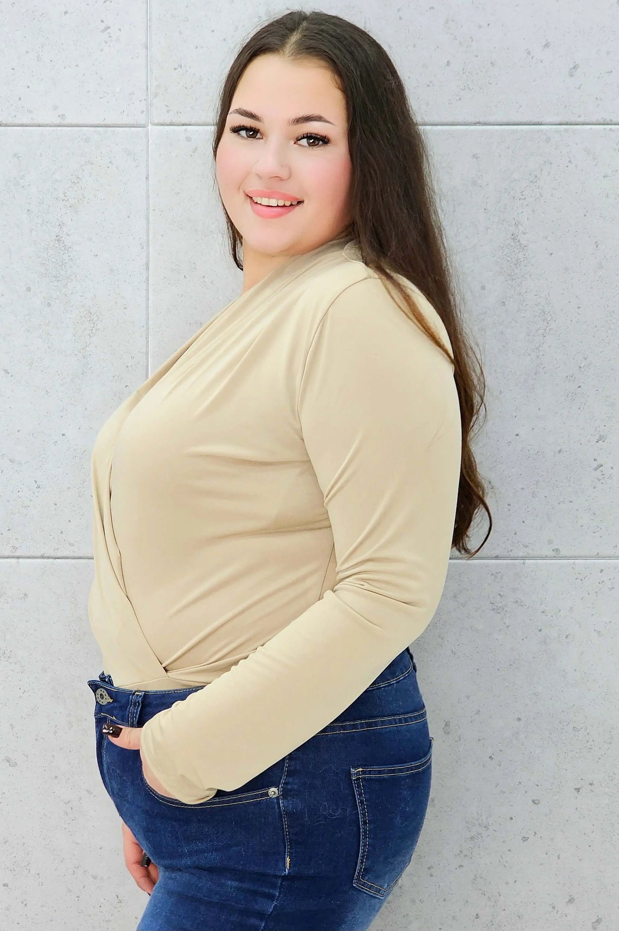 body kopertowe beżowe plus size – bok