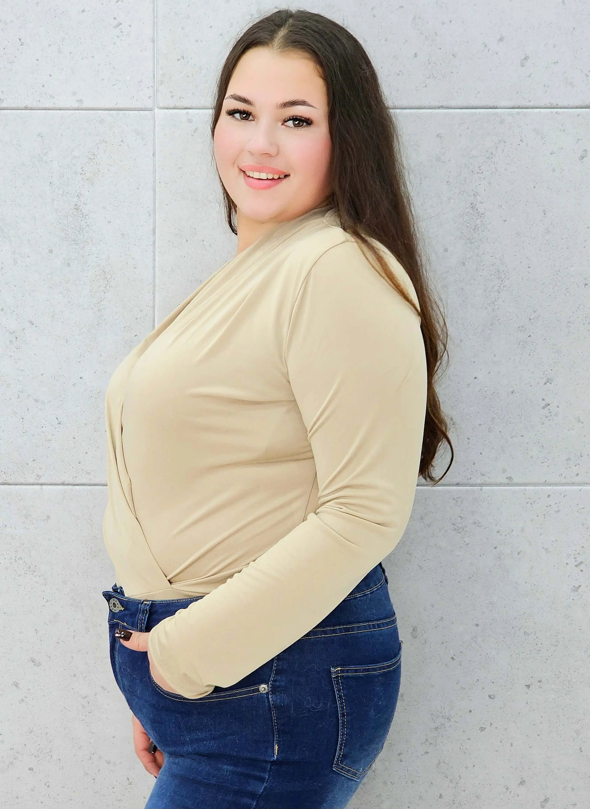 body kopertowe beżowe plus size – bok
