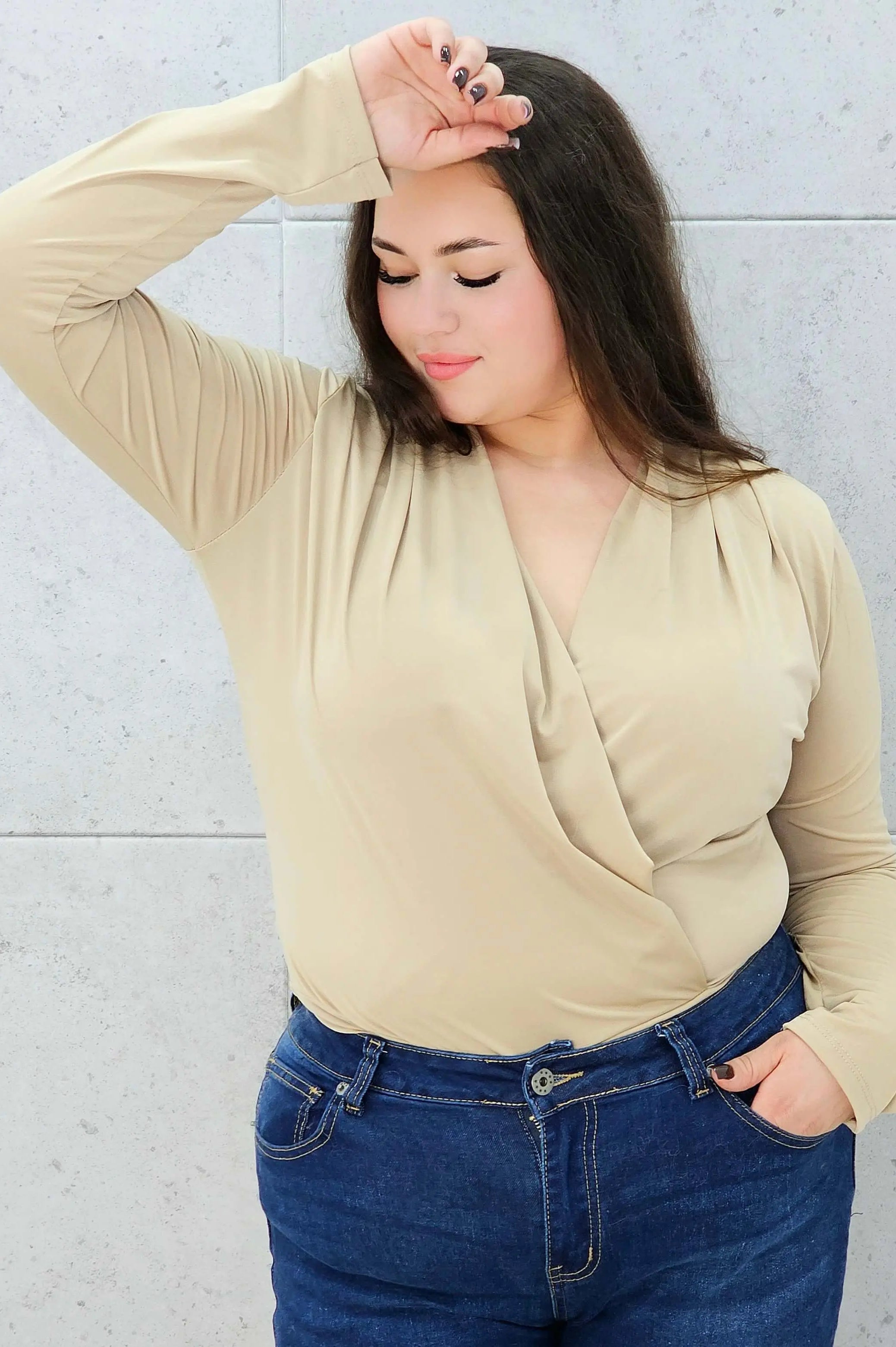 body kopertowe beżowe plus size – z bliska
