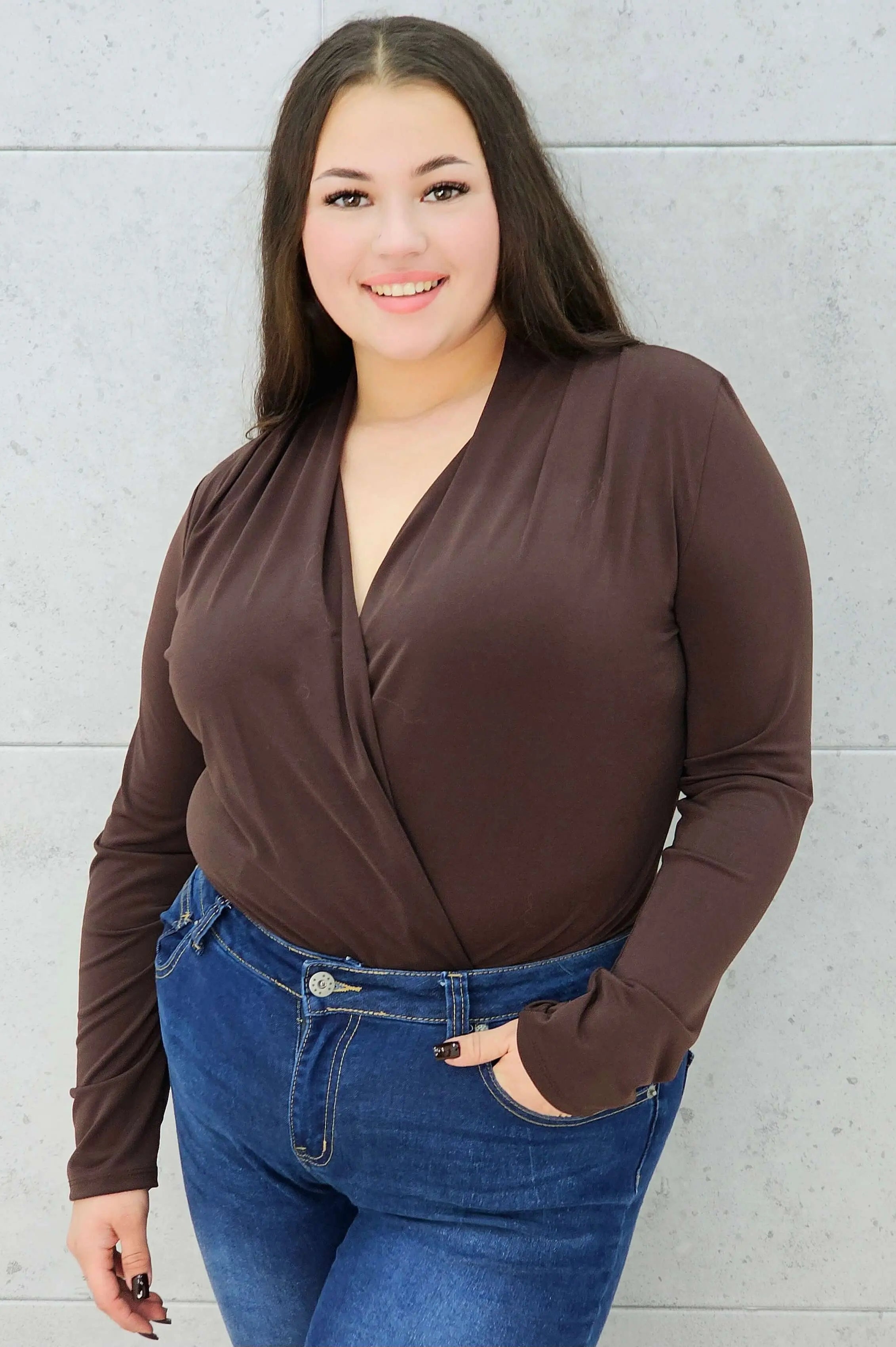 body kopertowe brązowe plus size – z bliska