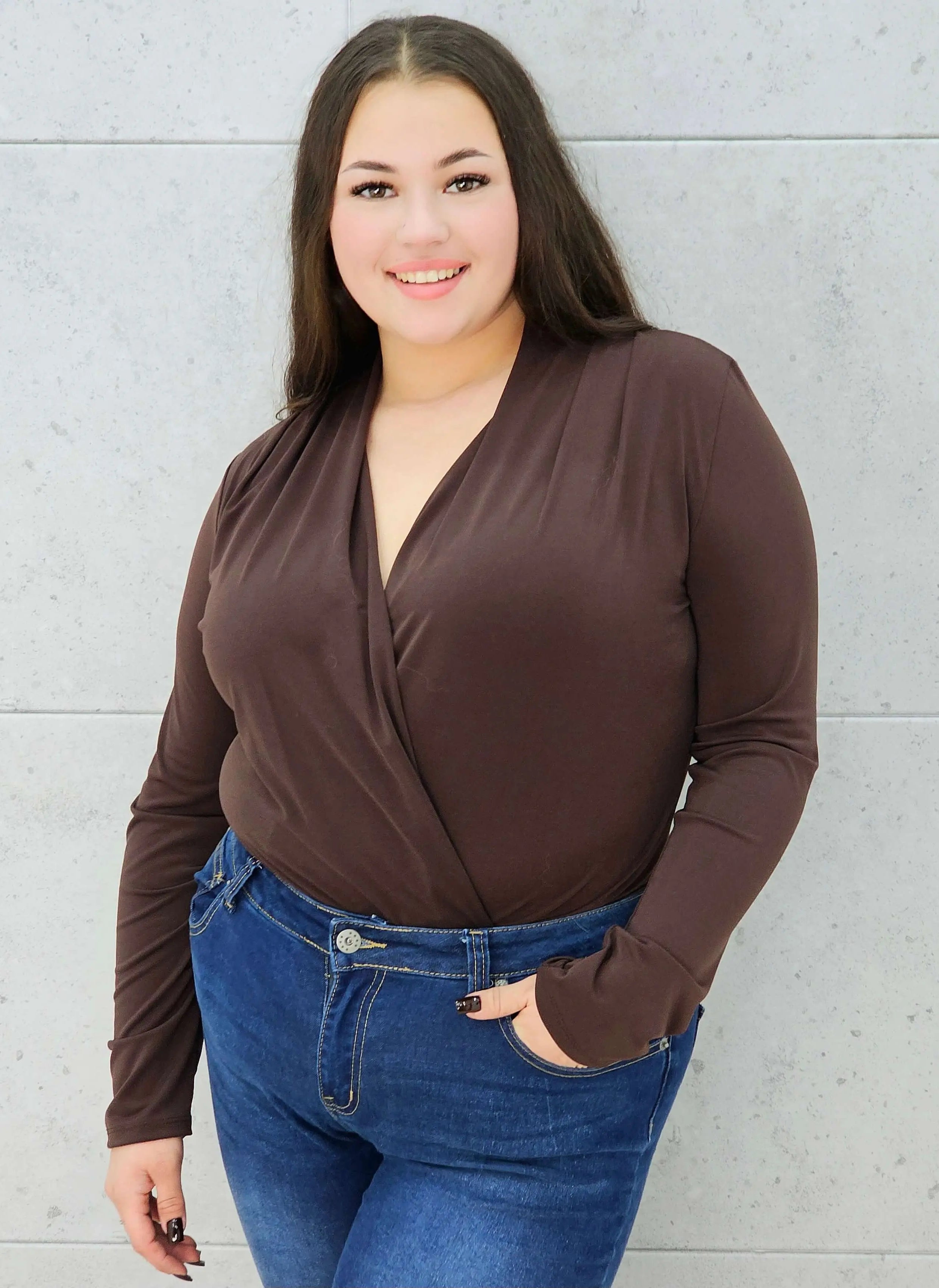 body kopertowe brązowe plus size – z bliska