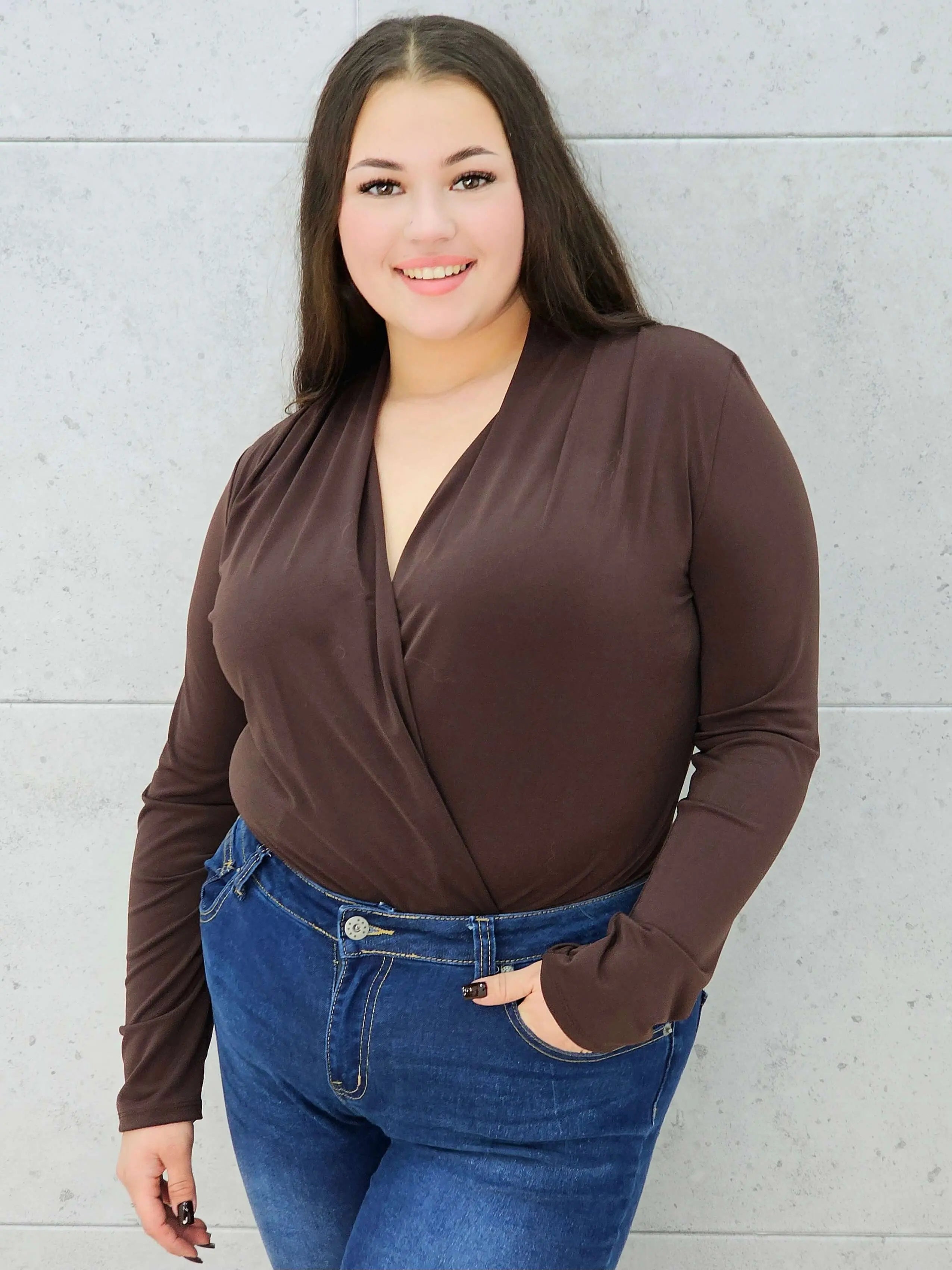 body kopertowe brązowe plus size – z bliska