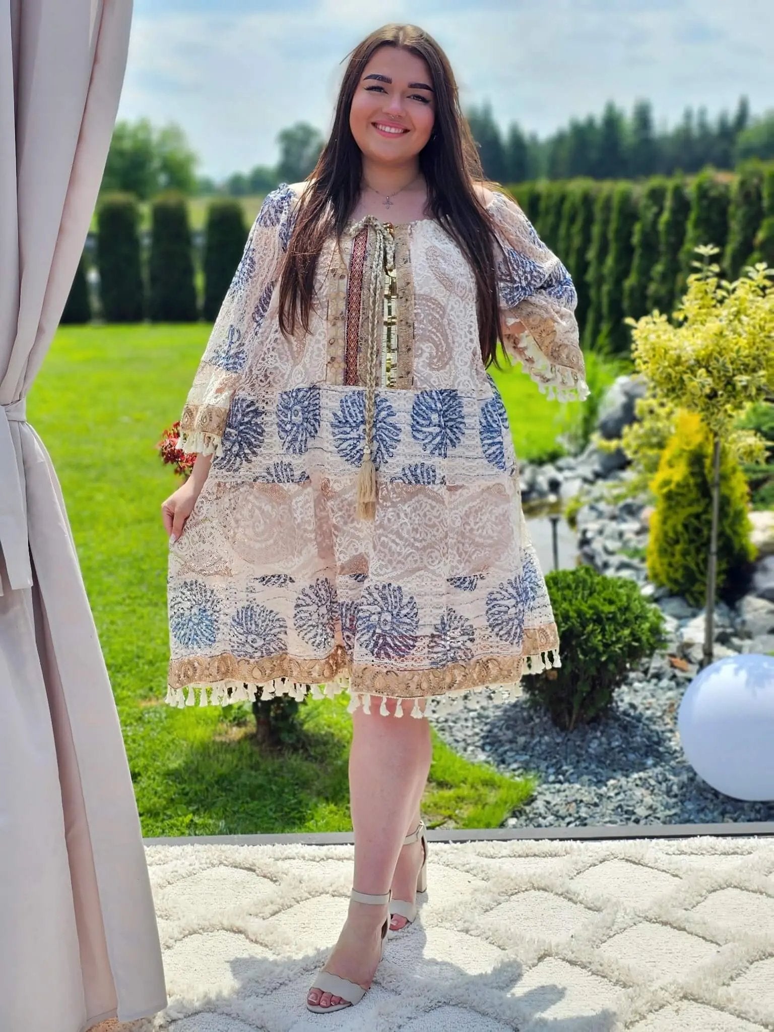 Koronkowa sukienka boho z haftem i chwostami Stylowa XL