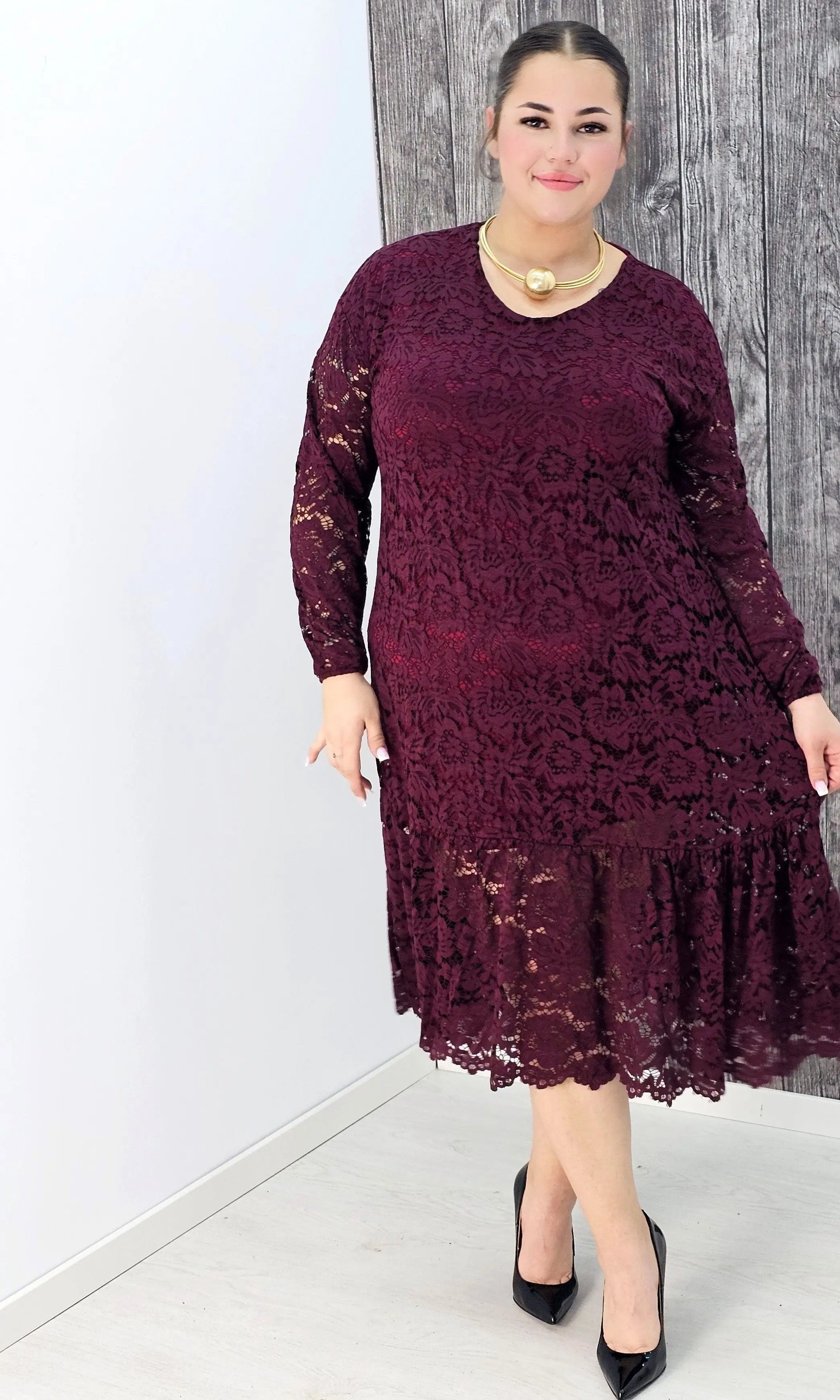 Koronkowa sukienka z falbaną Stylowa XL