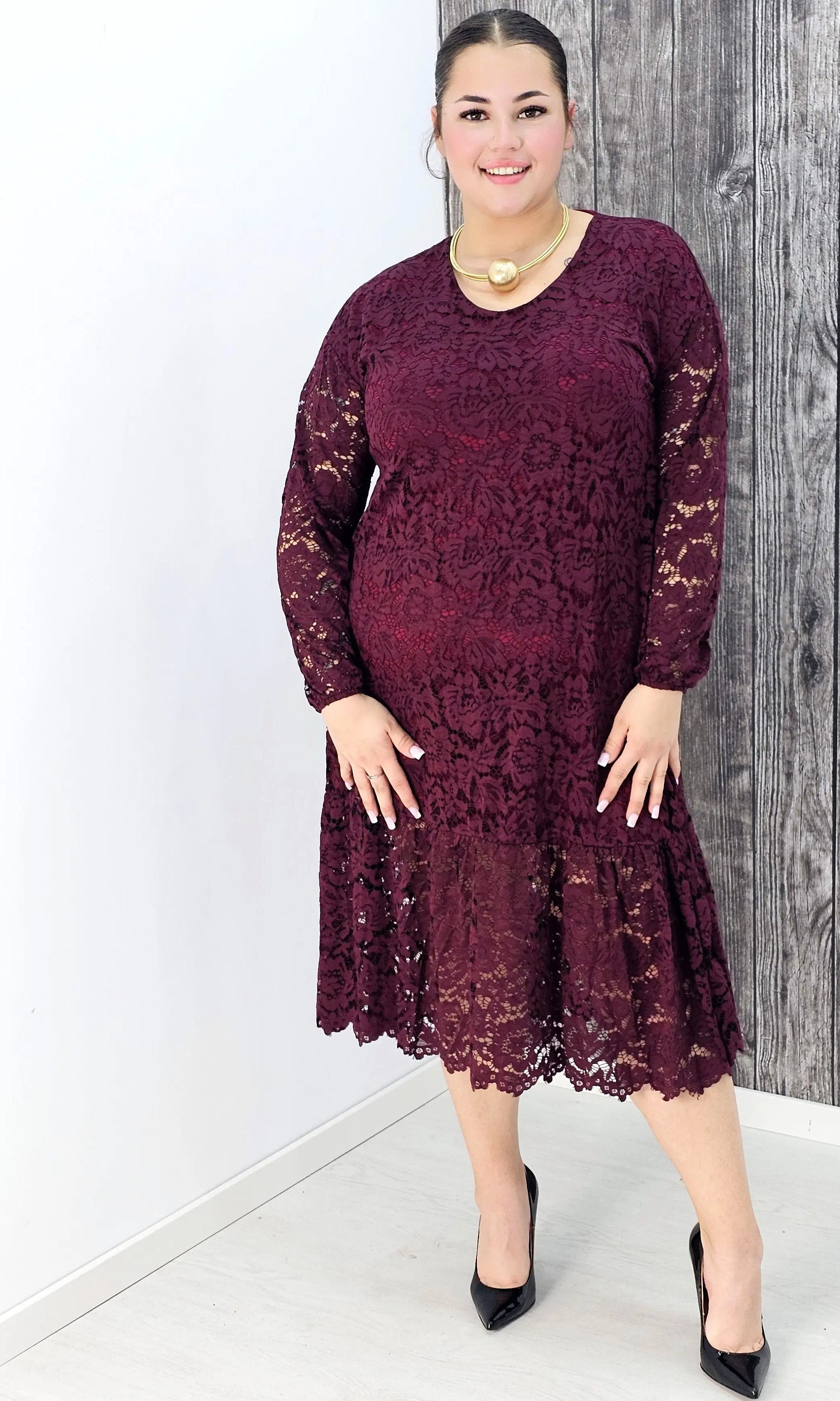 Koronkowa sukienka z falbaną Stylowa XL