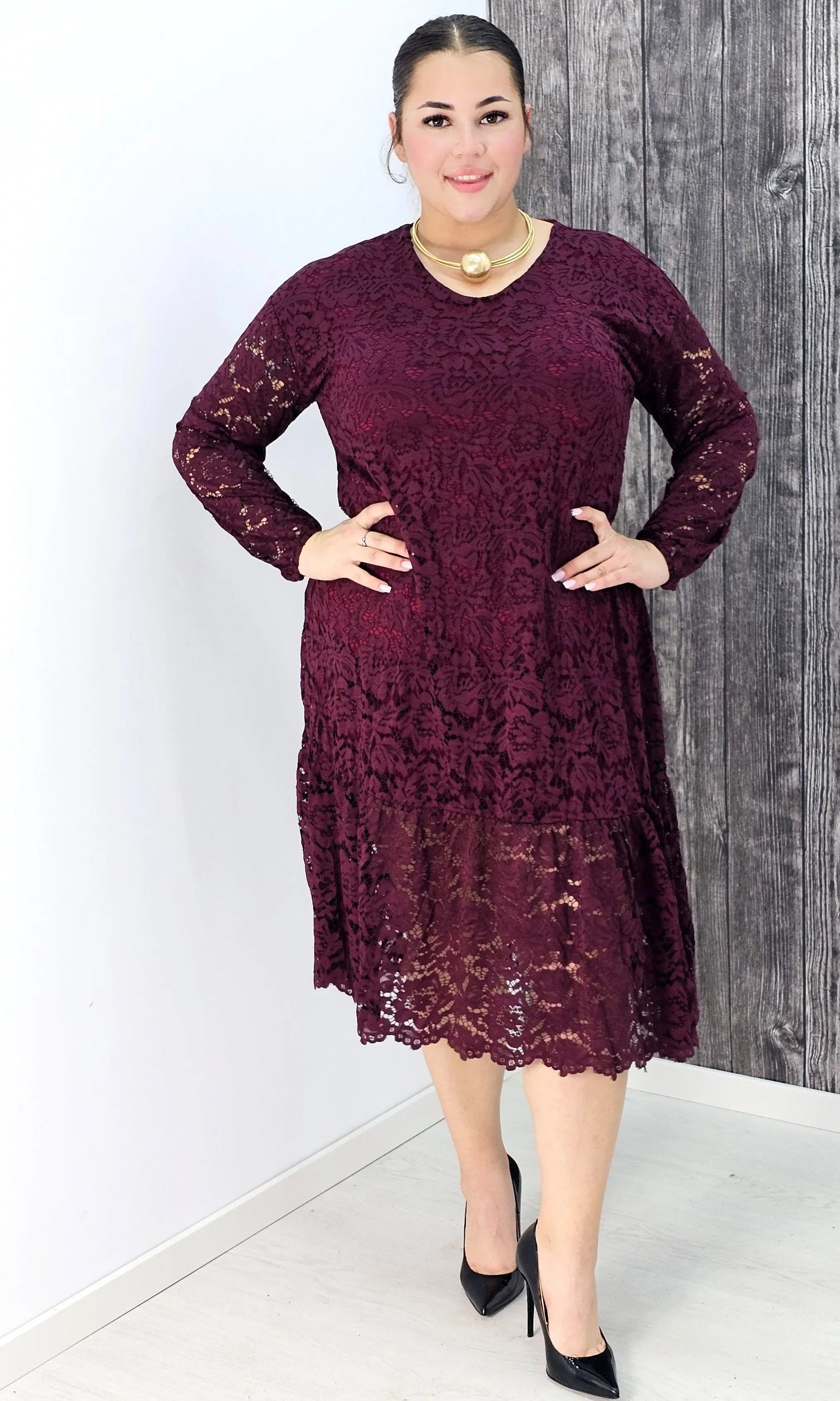 Koronkowa sukienka z falbaną Stylowa XL