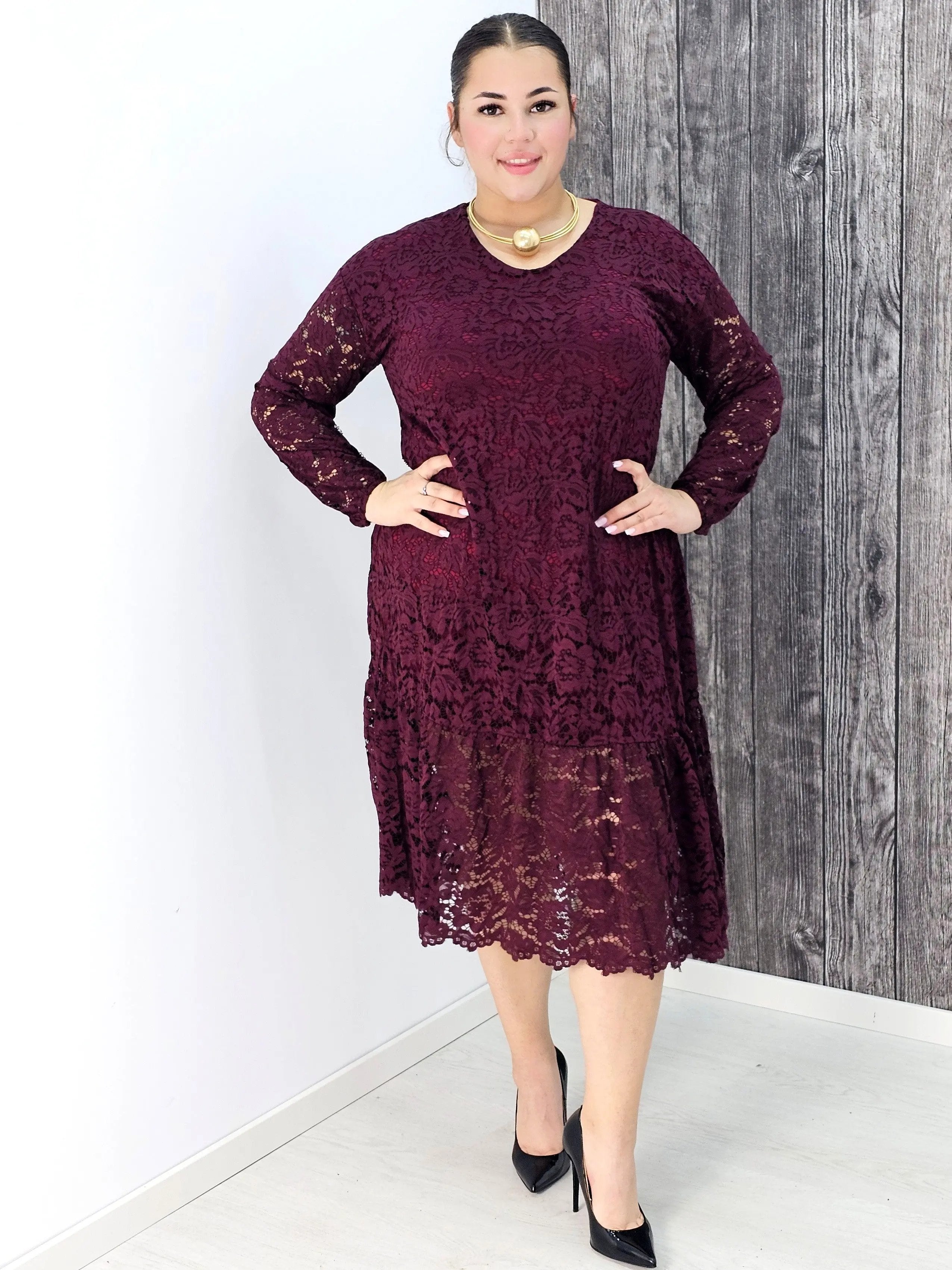 Koronkowa sukienka z falbaną Stylowa XL
