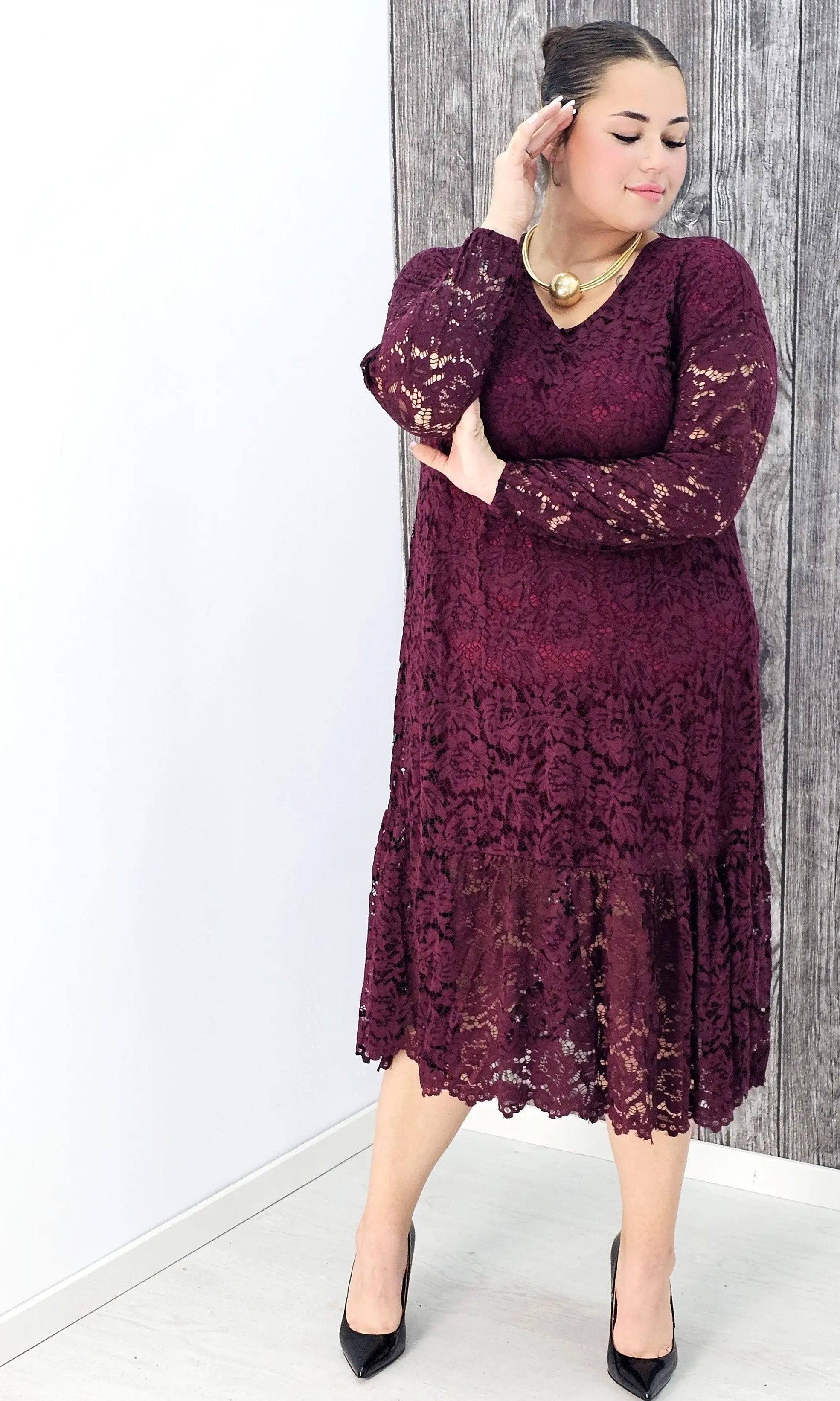 Koronkowa sukienka z falbaną Stylowa XL