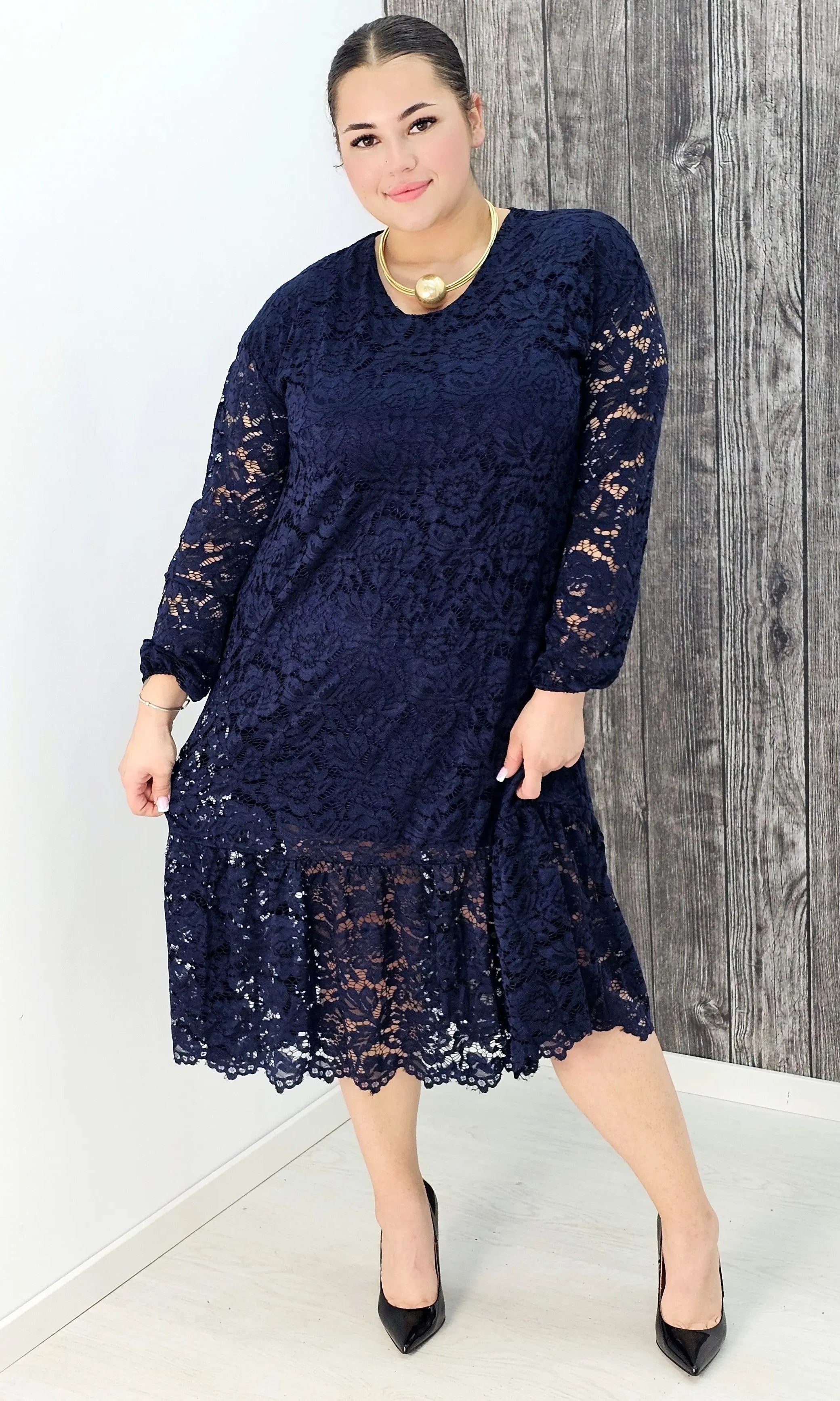 Koronkowa sukienka z falbaną Stylowa XL