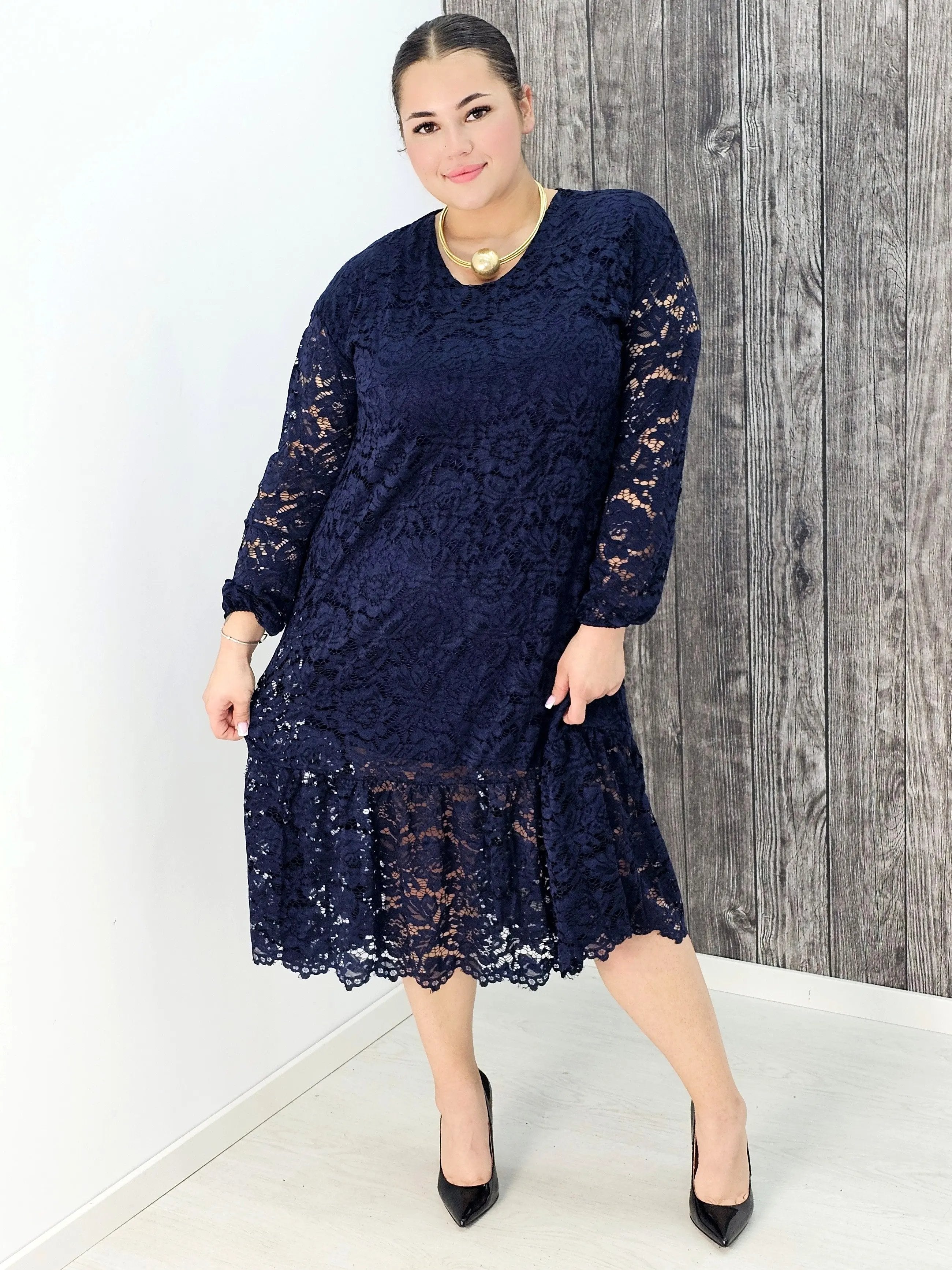 Koronkowa sukienka z falbaną Stylowa XL