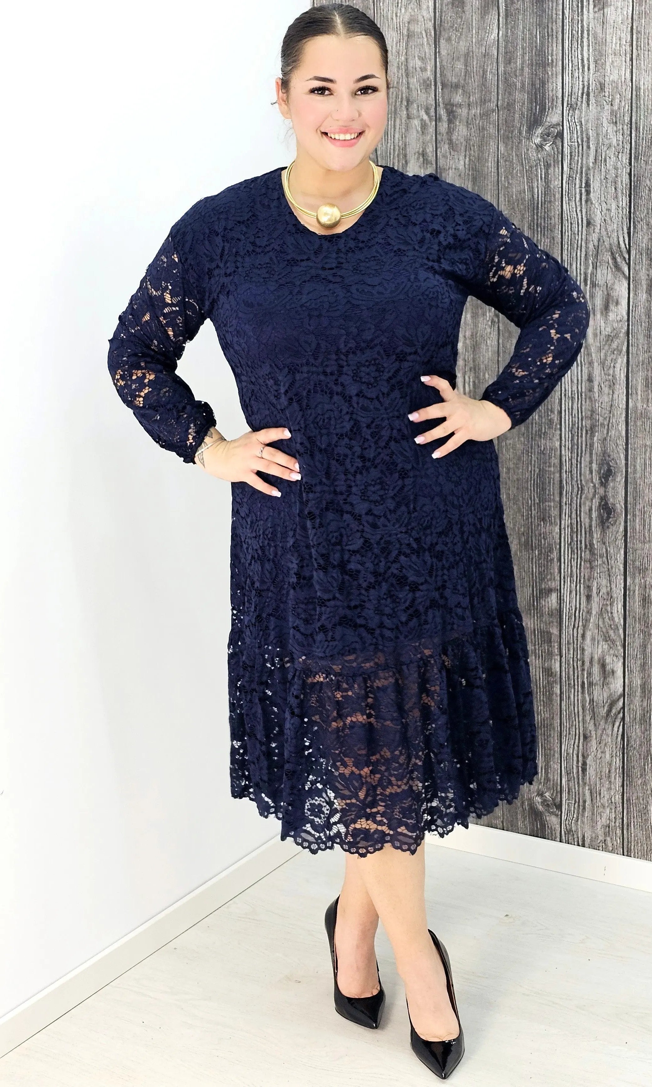 Koronkowa sukienka z falbaną Stylowa XL