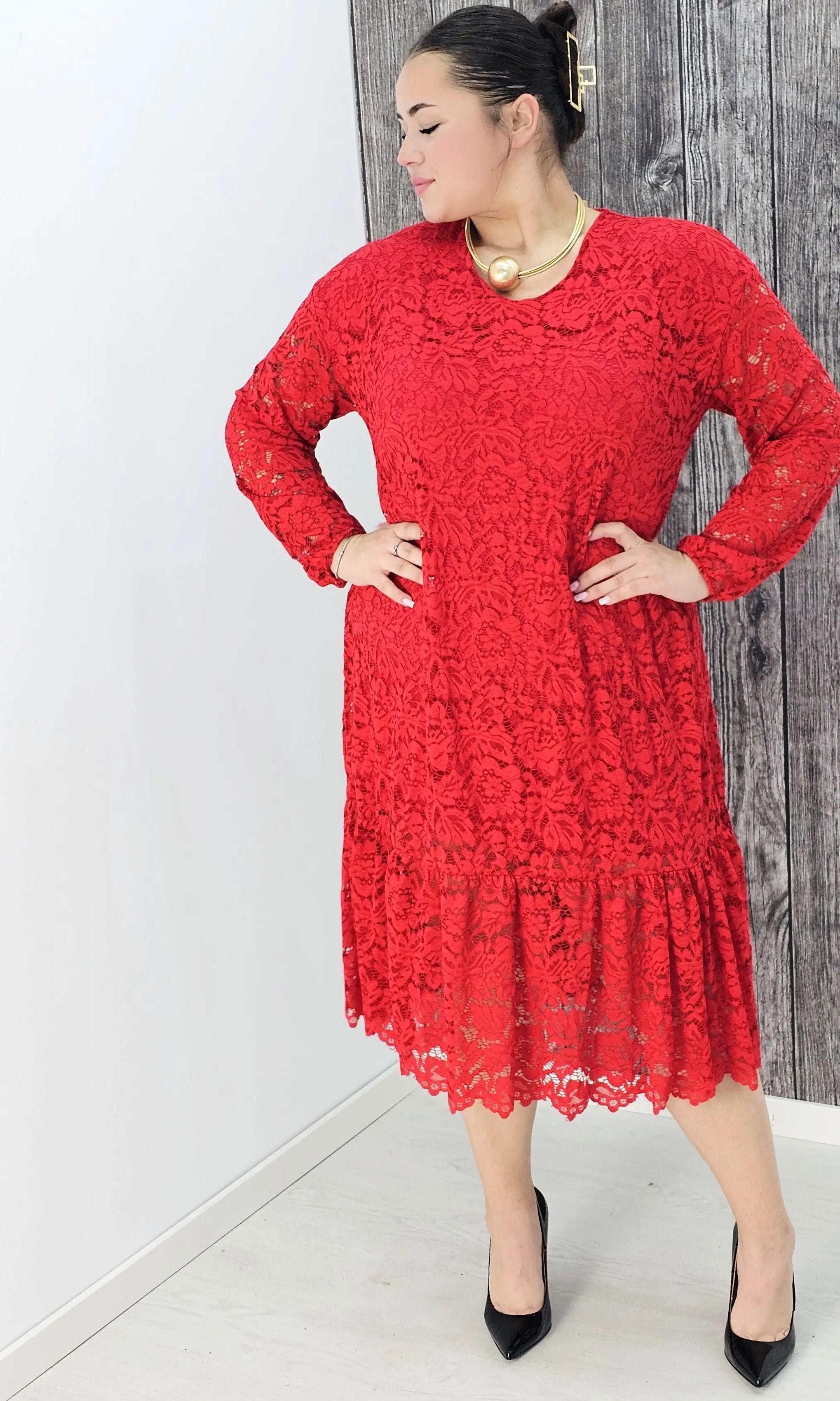 Koronkowa sukienka z falbaną Stylowa XL