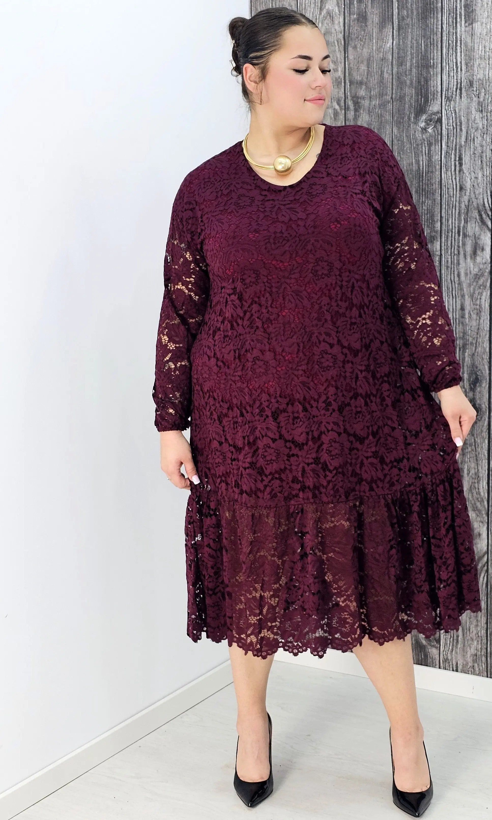 Koronkowa sukienka z falbaną Stylowa XL