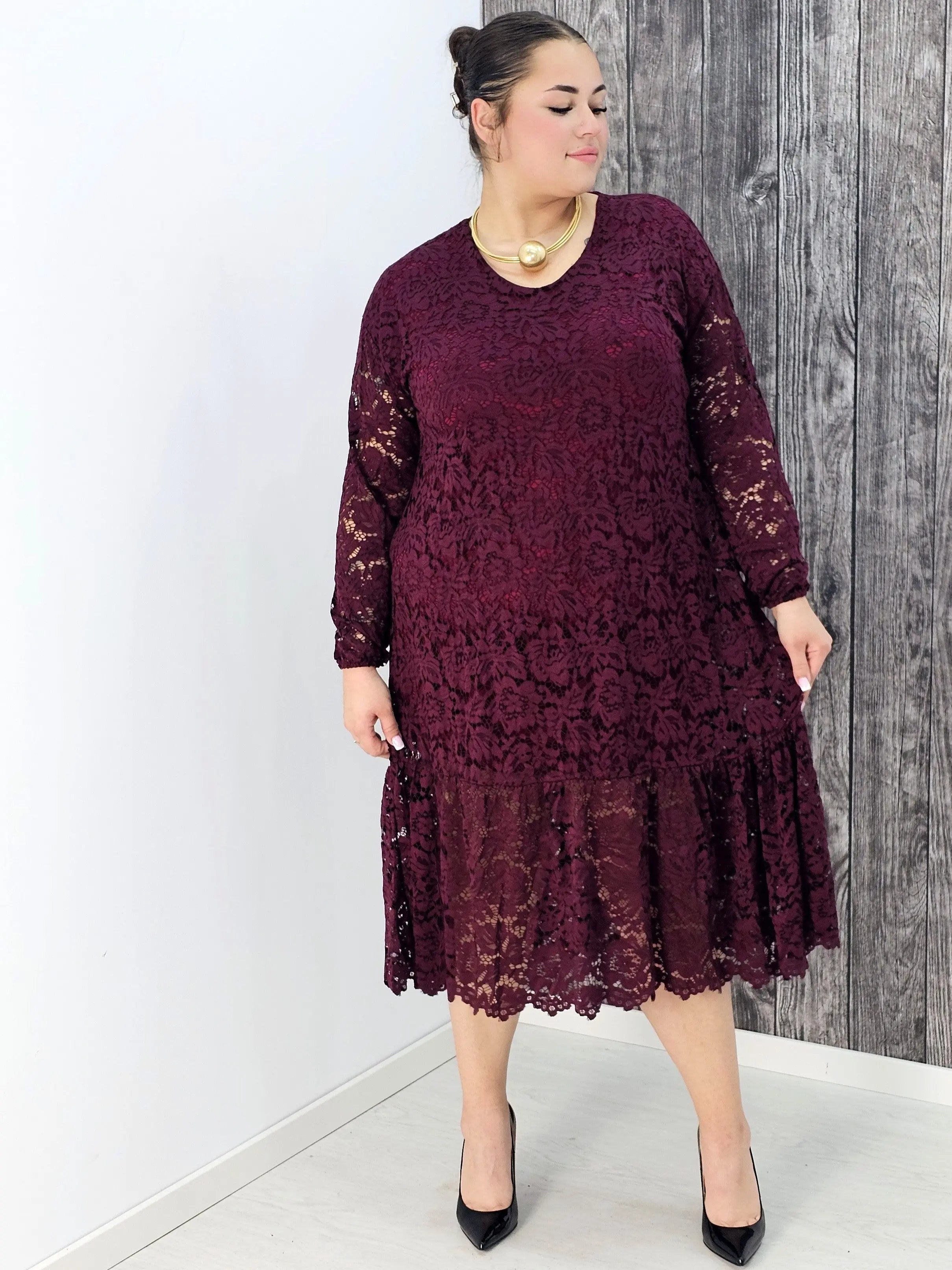 Koronkowa sukienka z falbaną Stylowa XL