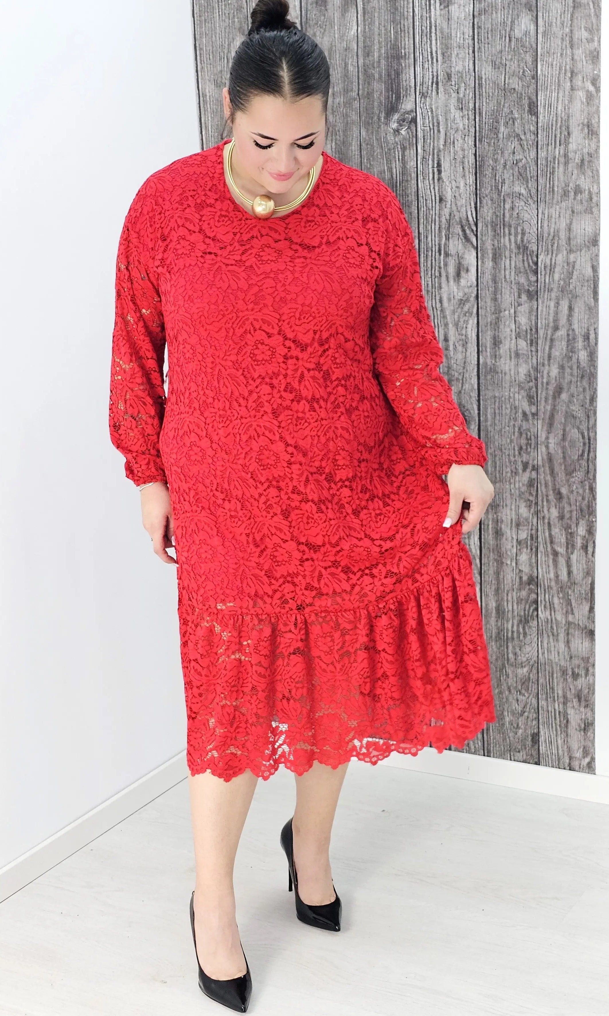 Koronkowa sukienka z falbaną Stylowa XL