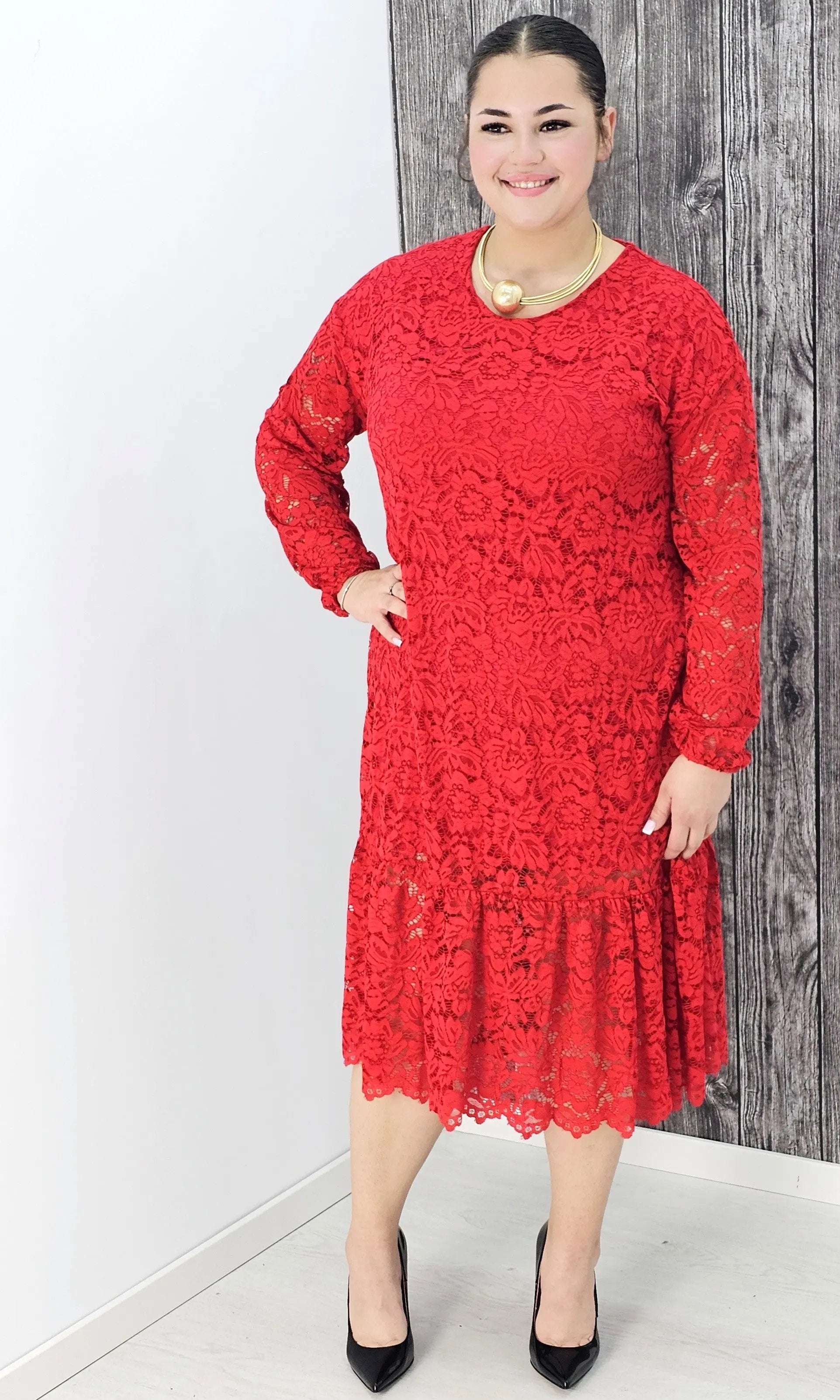 Koronkowa sukienka z falbaną Stylowa XL