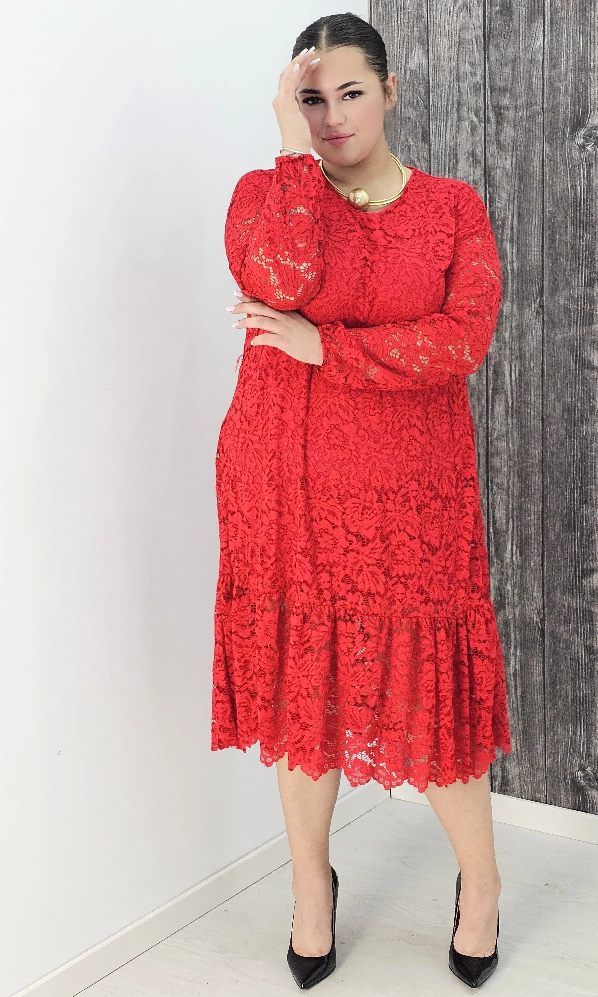 Koronkowa sukienka z falbaną Stylowa XL