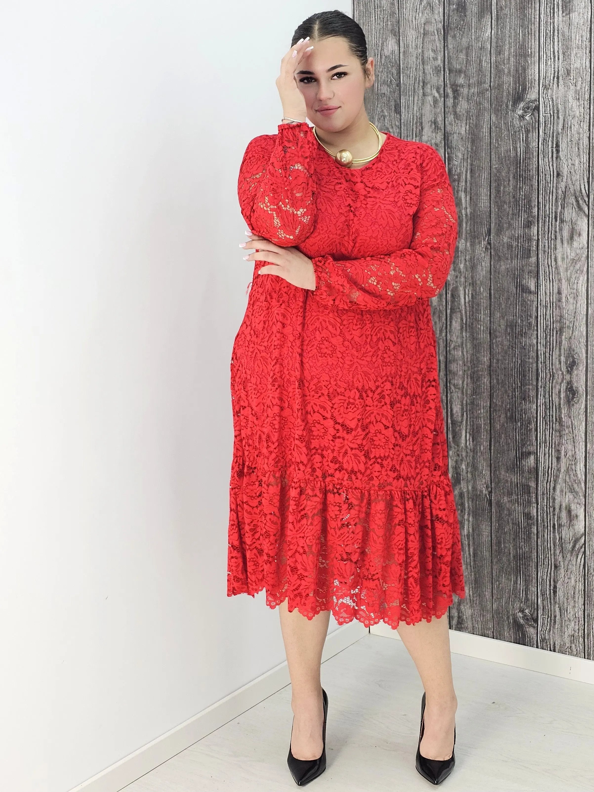 Koronkowa sukienka z falbaną Stylowa XL
