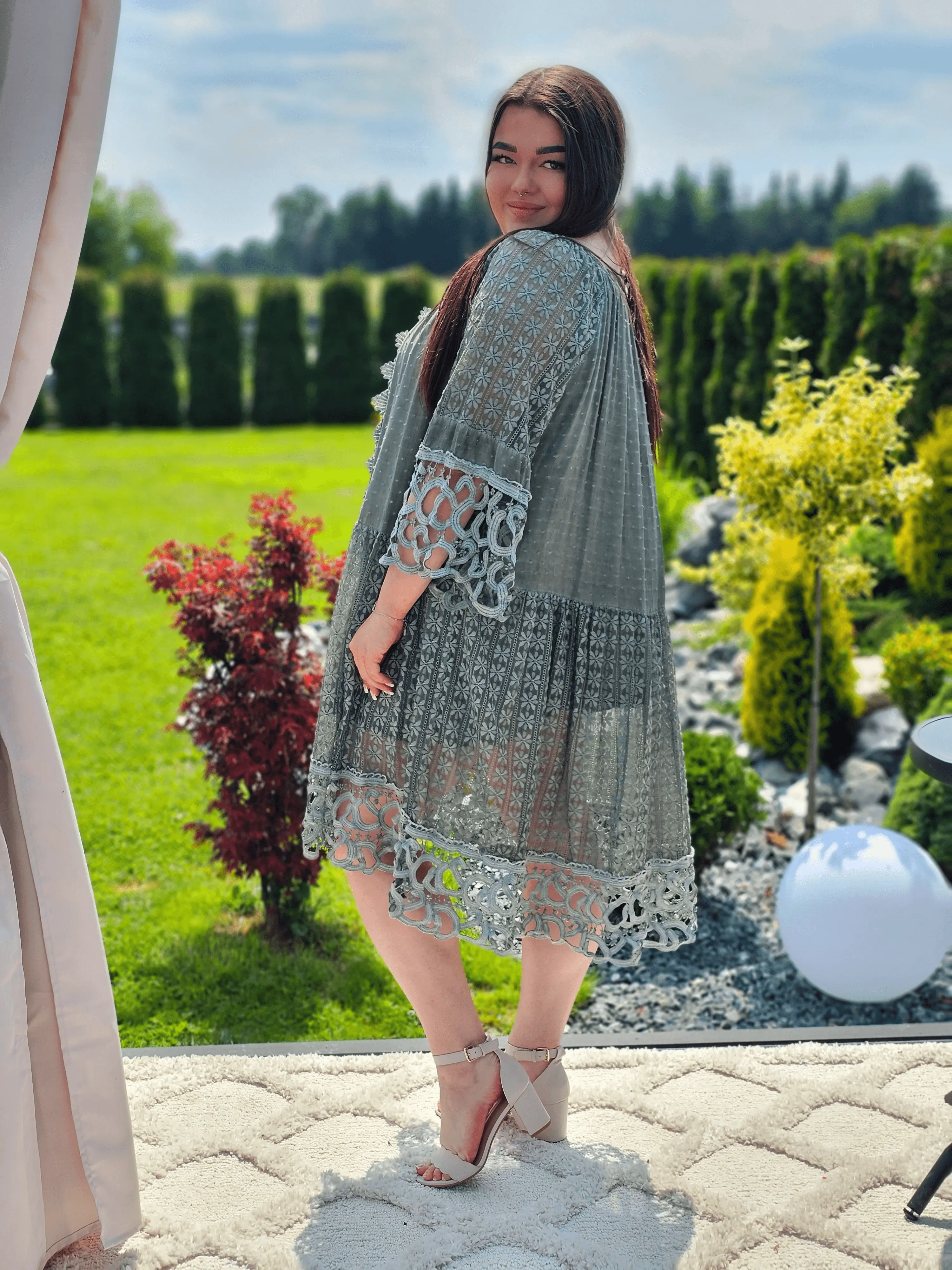 Koronkowa sukienka z falowanym dołem Stylowa XL