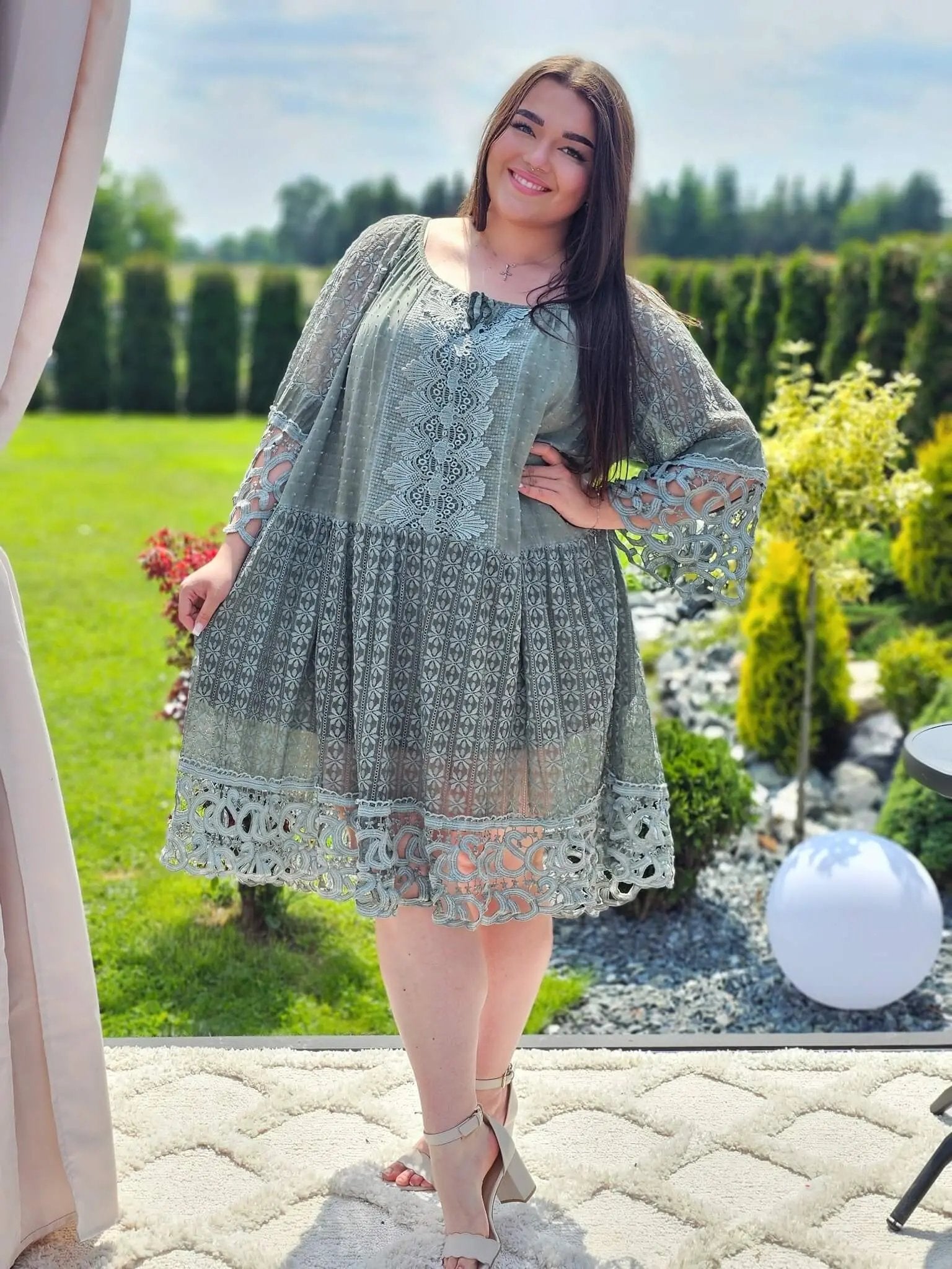 Koronkowa sukienka z falowanym dołem Stylowa XL