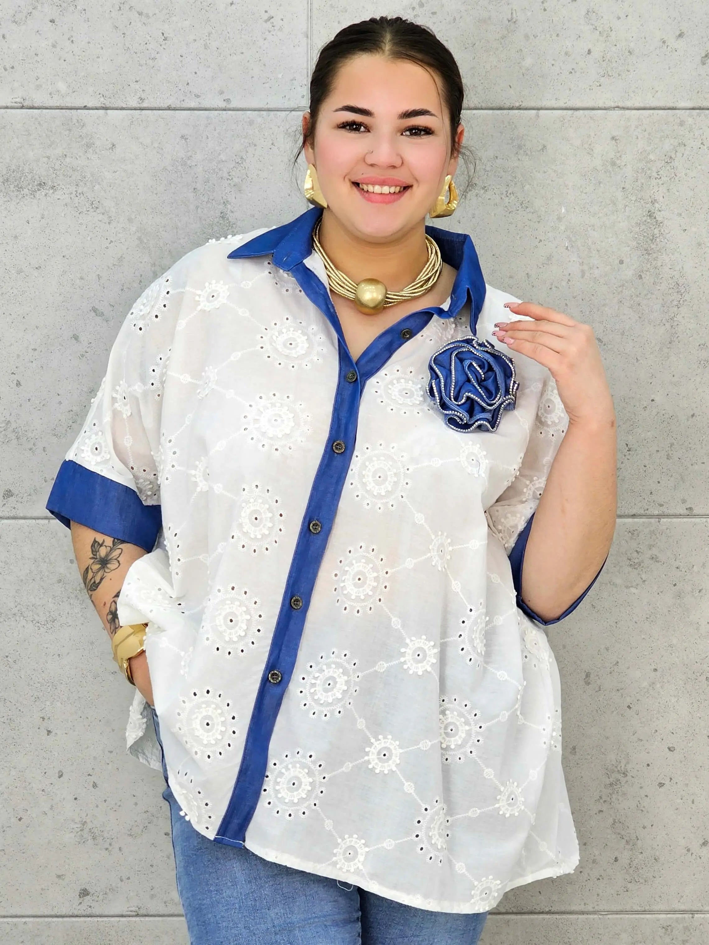 Koszula Plus Size Elegancka z Haftem – Kontrastowy Kołnierzyk, Swobodny Fason XXL Stylowa XL