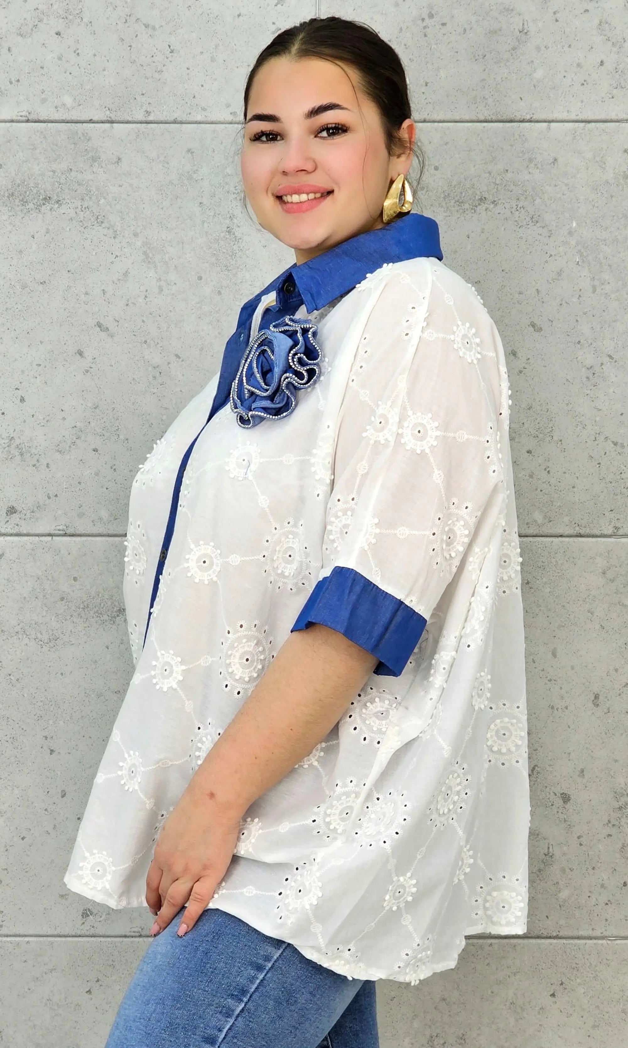 Koszula Plus Size Elegancka z Haftem – Kontrastowy Kołnierzyk, Swobodny Fason XXL Stylowa XL