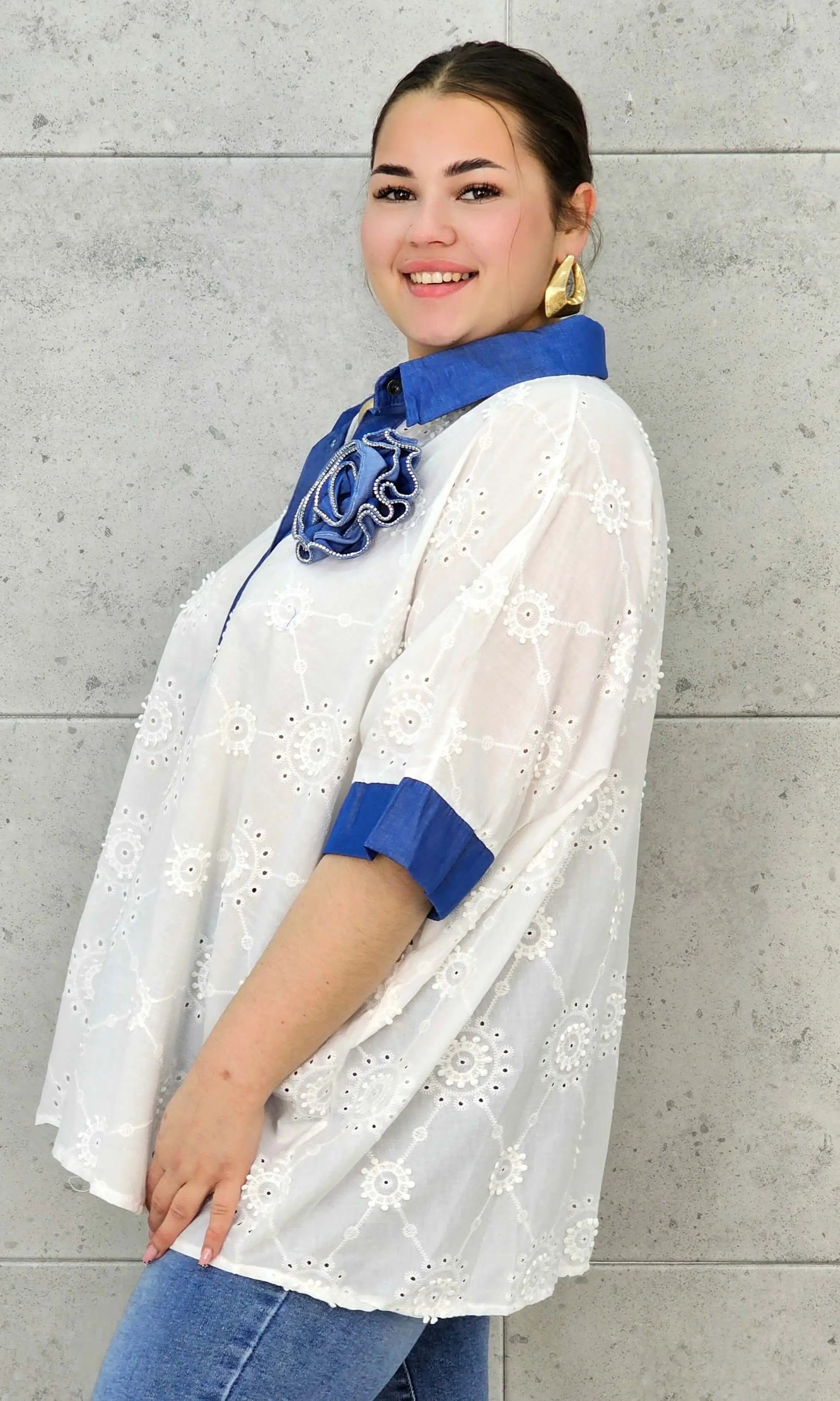 Koszula Plus Size Elegancka z Haftem – Kontrastowy Kołnierzyk, Swobodny Fason XXL Stylowa XL