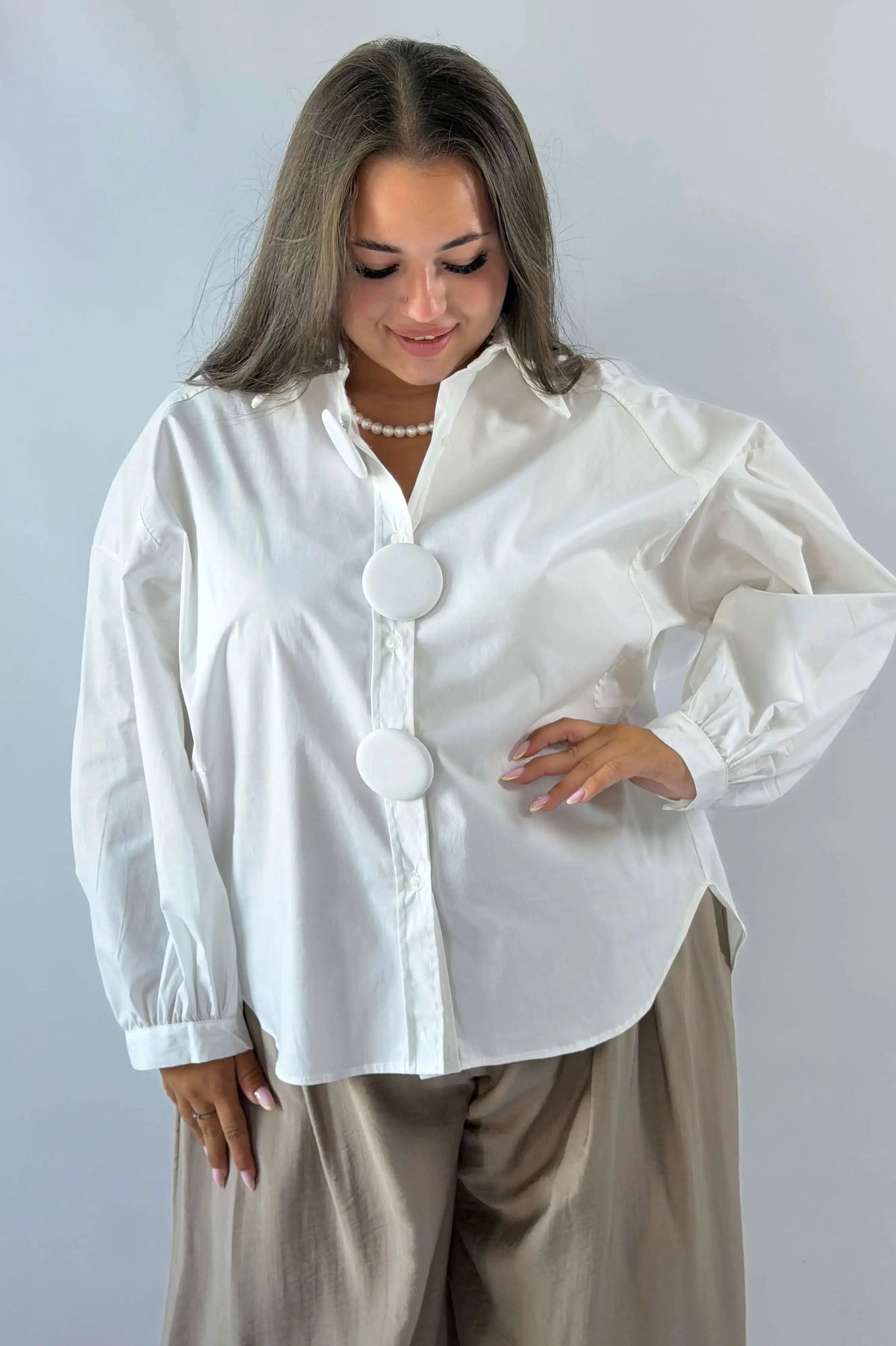 Koszula Plus Size Zeta Otto – elegancka koszula damska z ozdobnymi guzikami XXL Stylowa XL
