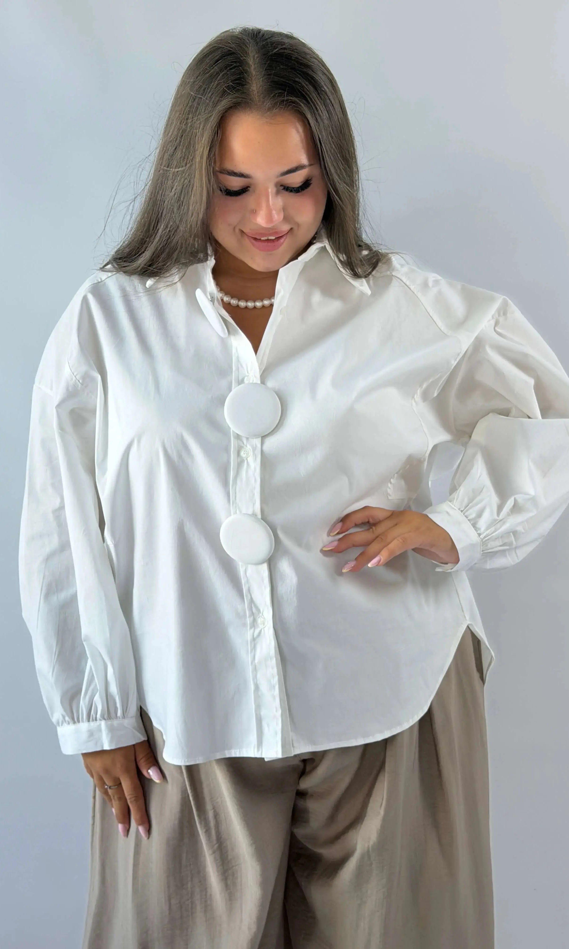 Koszula Plus Size Zeta Otto – elegancka koszula damska z ozdobnymi guzikami XXL Stylowa XL