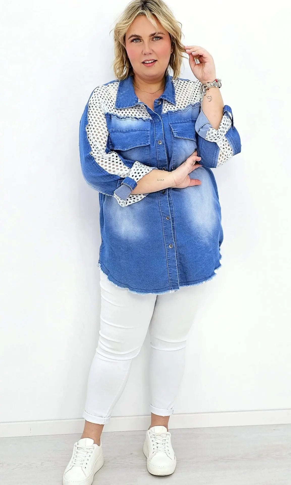 Koszula jeansowa z ażurową siateczką- odcień ciemny Stylowa XL