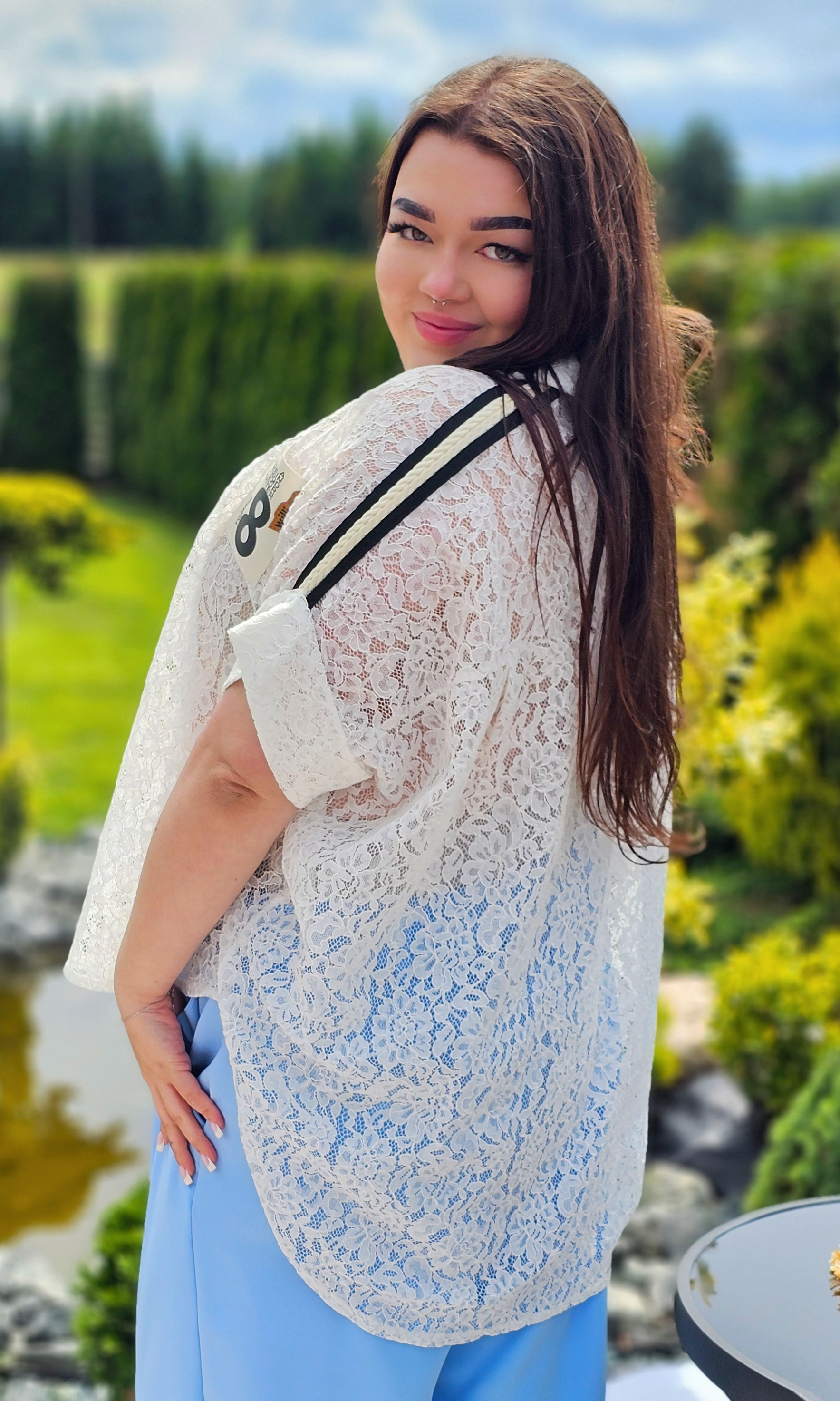 Koszula koronkowa – elegancja w delikatnym wydaniu Stylowa XL