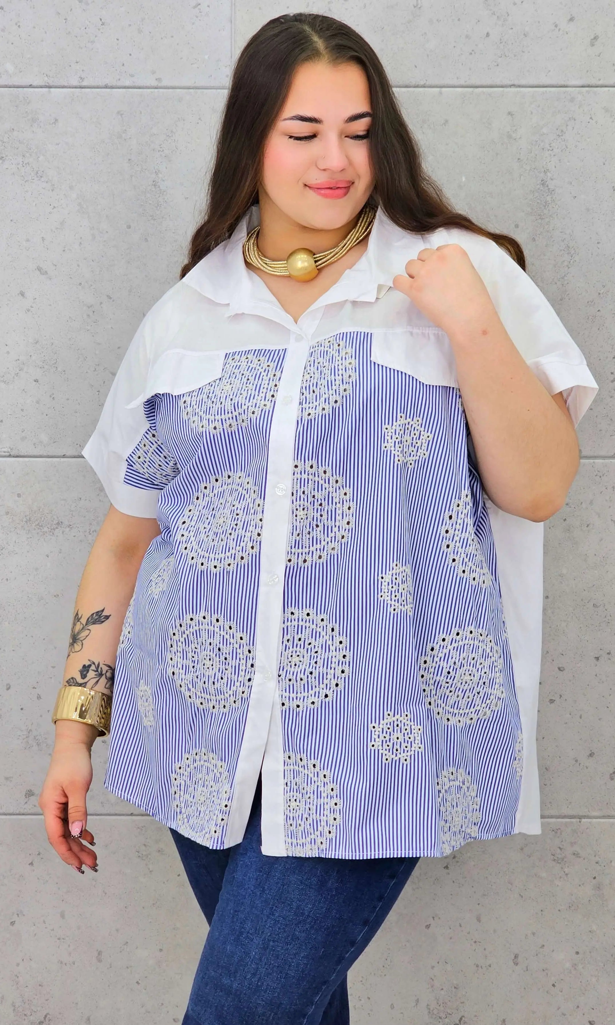 Koszula plus size – elegancka koszula w paski z haftem Stylowa XL