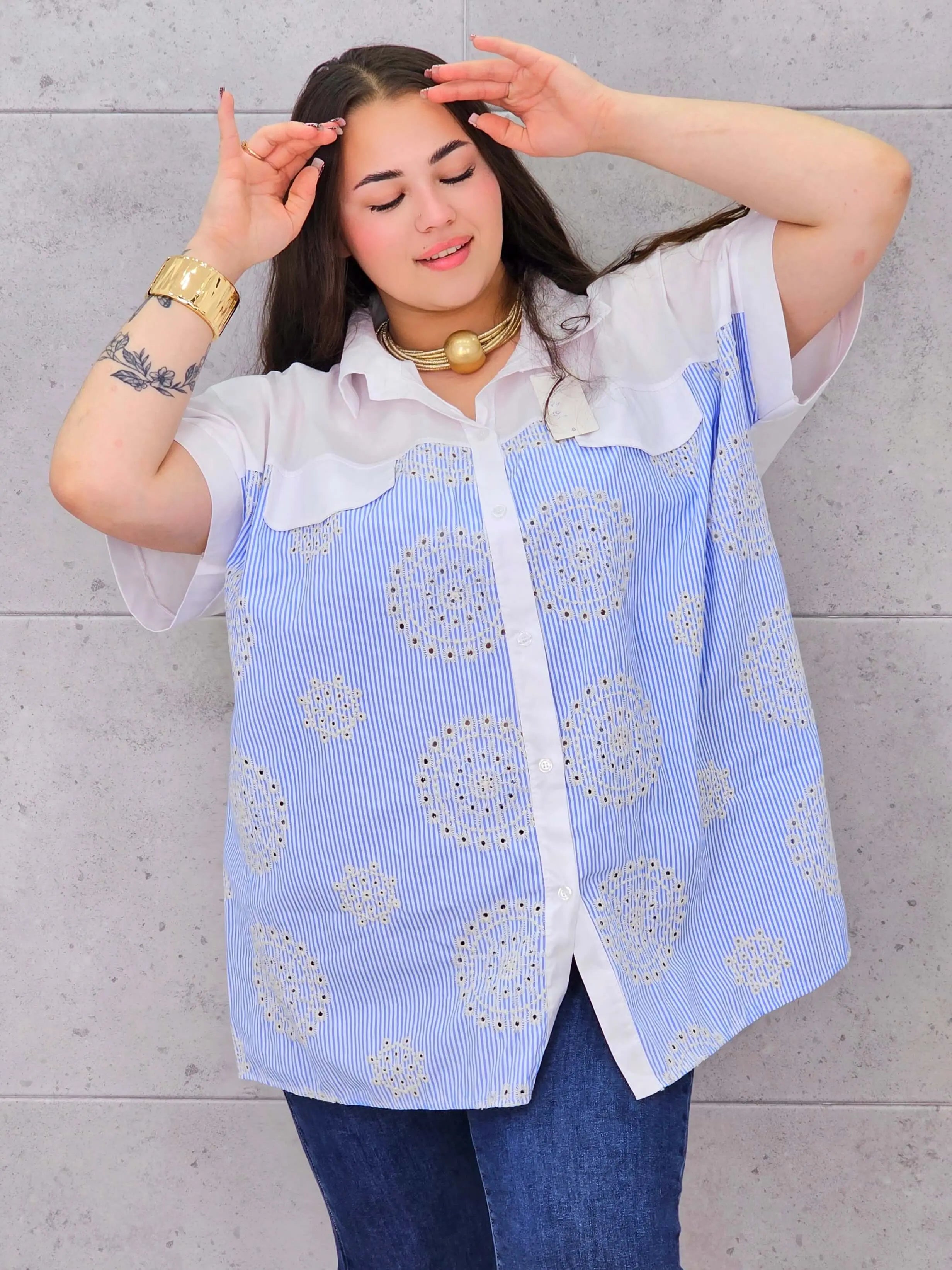 Koszula plus size – elegancka koszula w paski z haftem Stylowa XL