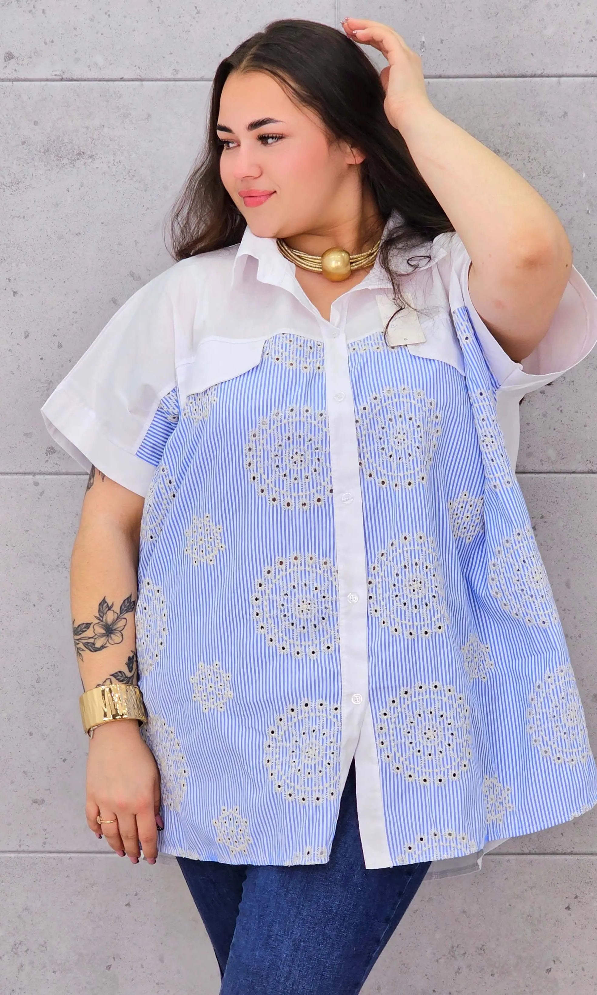 Koszula plus size – elegancka koszula w paski z haftem Stylowa XL