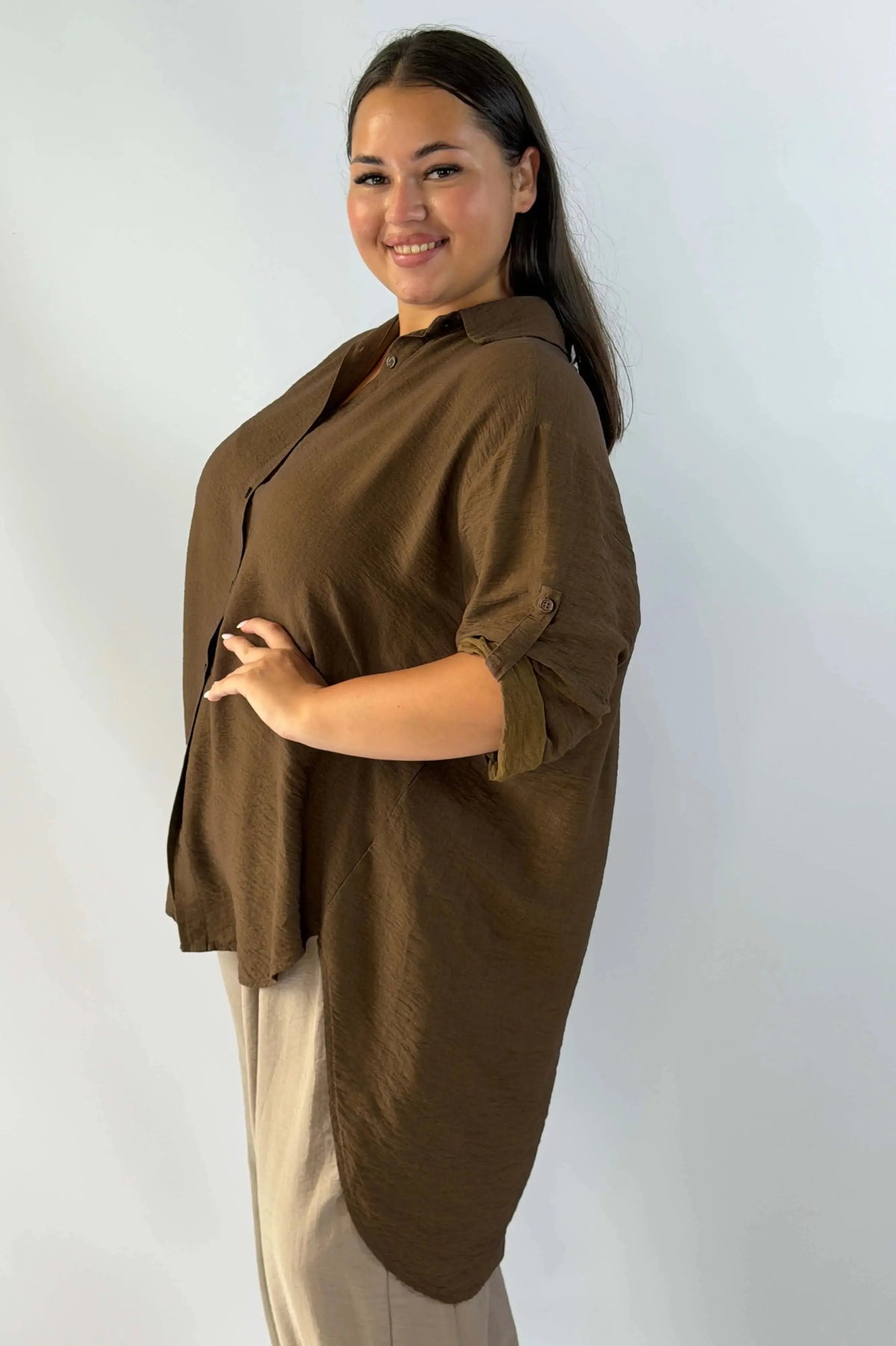 Koszula plus size oversize z wydłużonym tyłem – styl i komfort XXL Stylowa XL