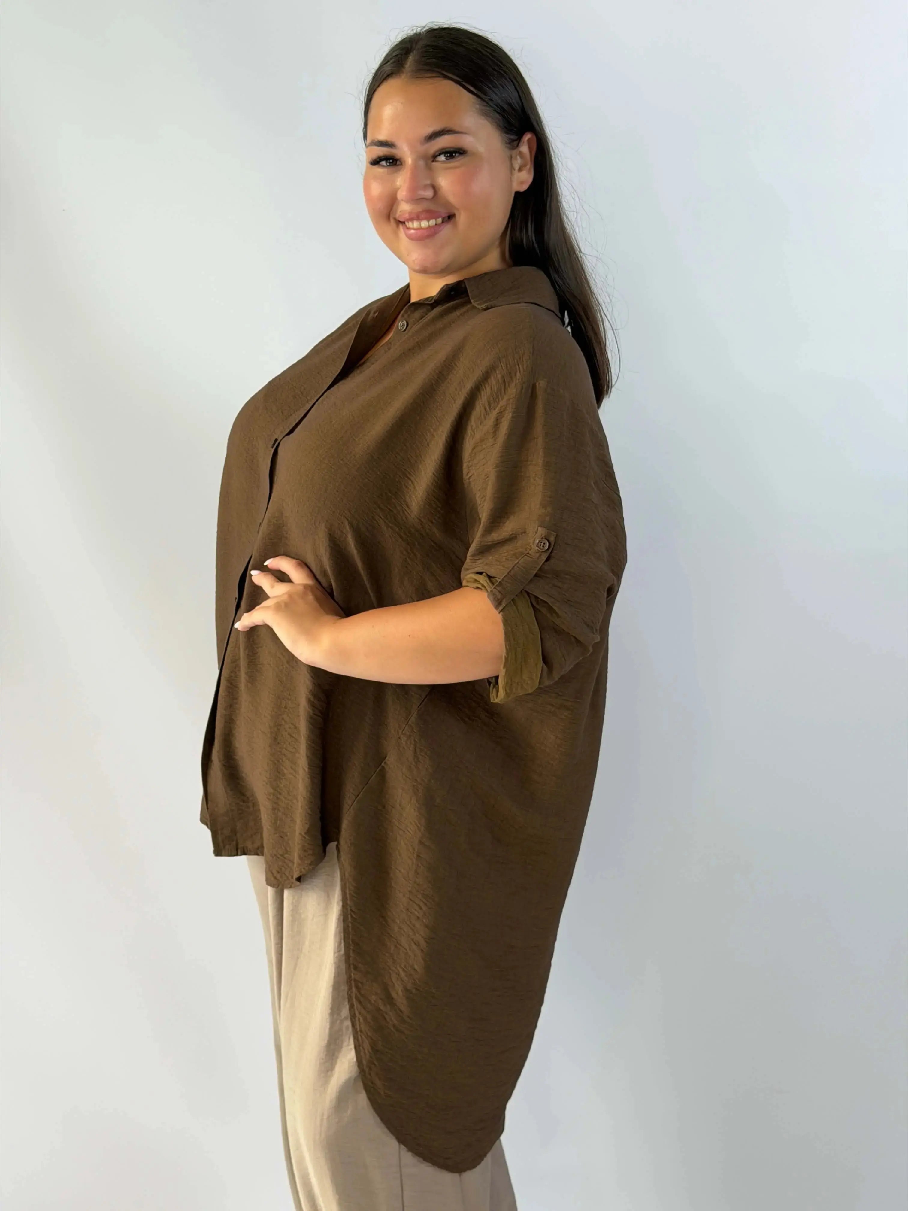 Koszula plus size oversize z wydłużonym tyłem – styl i komfort XXL Stylowa XL