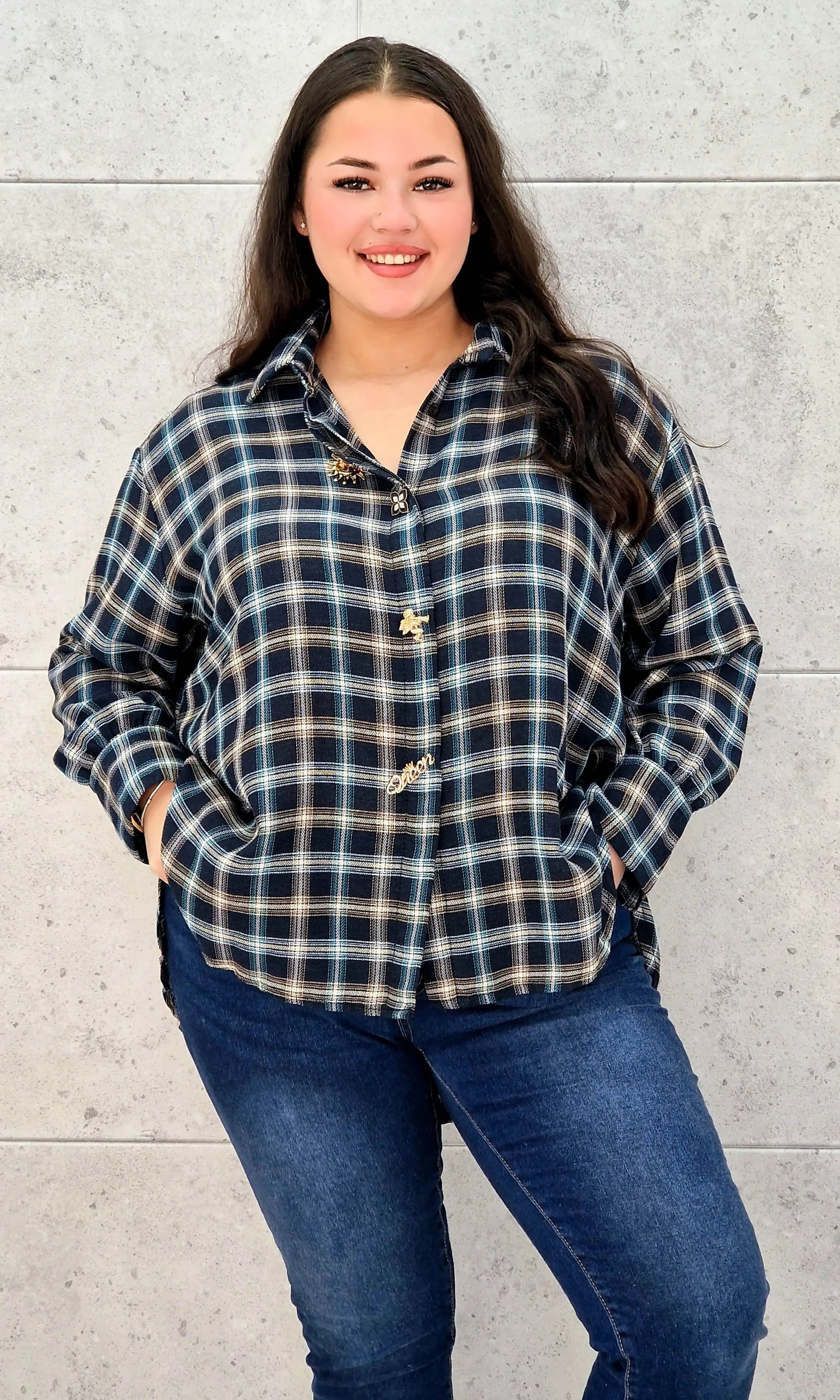 Koszula plus size w kratę – elegancja i wygoda w jednym. Stylowa XL