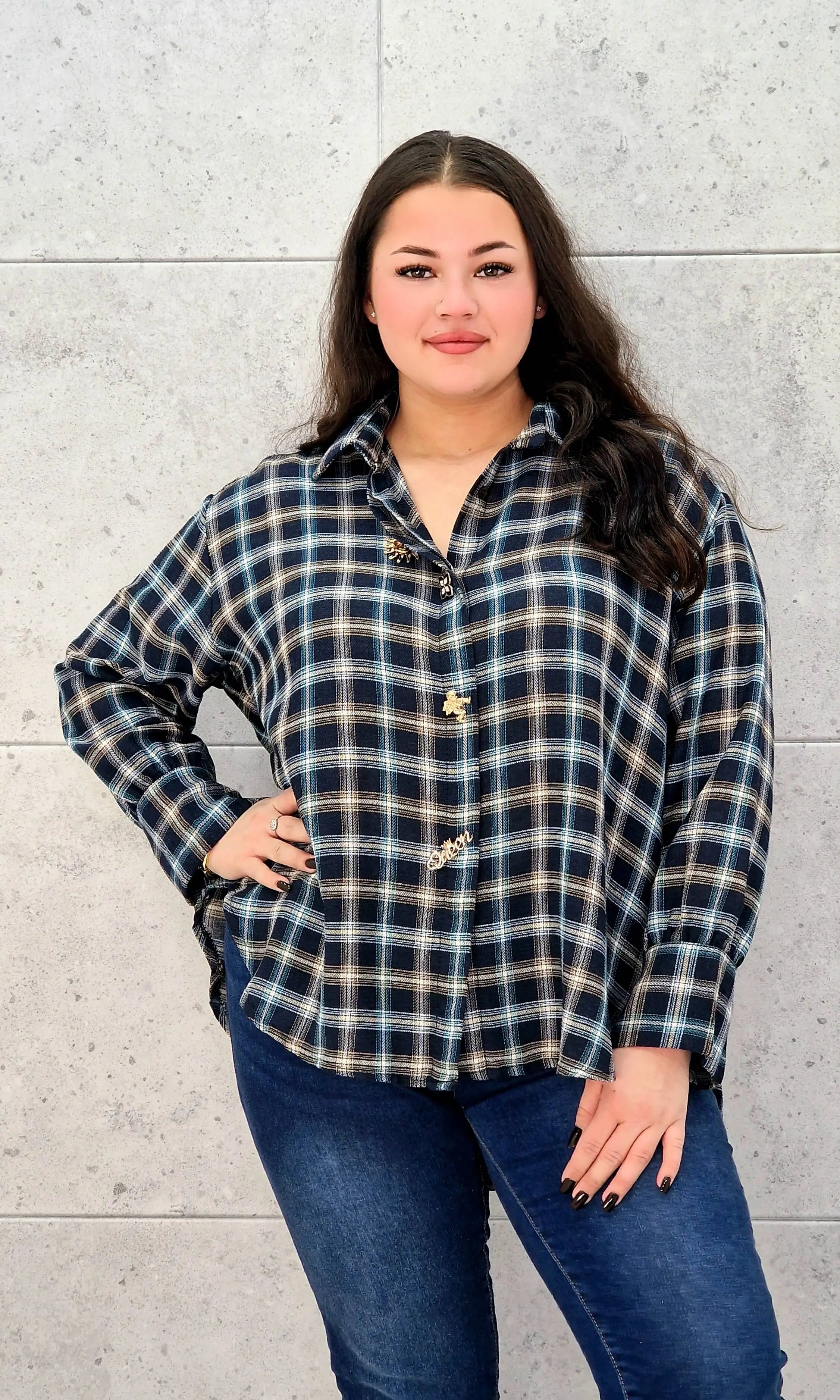 Koszula plus size w kratę – elegancja i wygoda w jednym. Stylowa XL