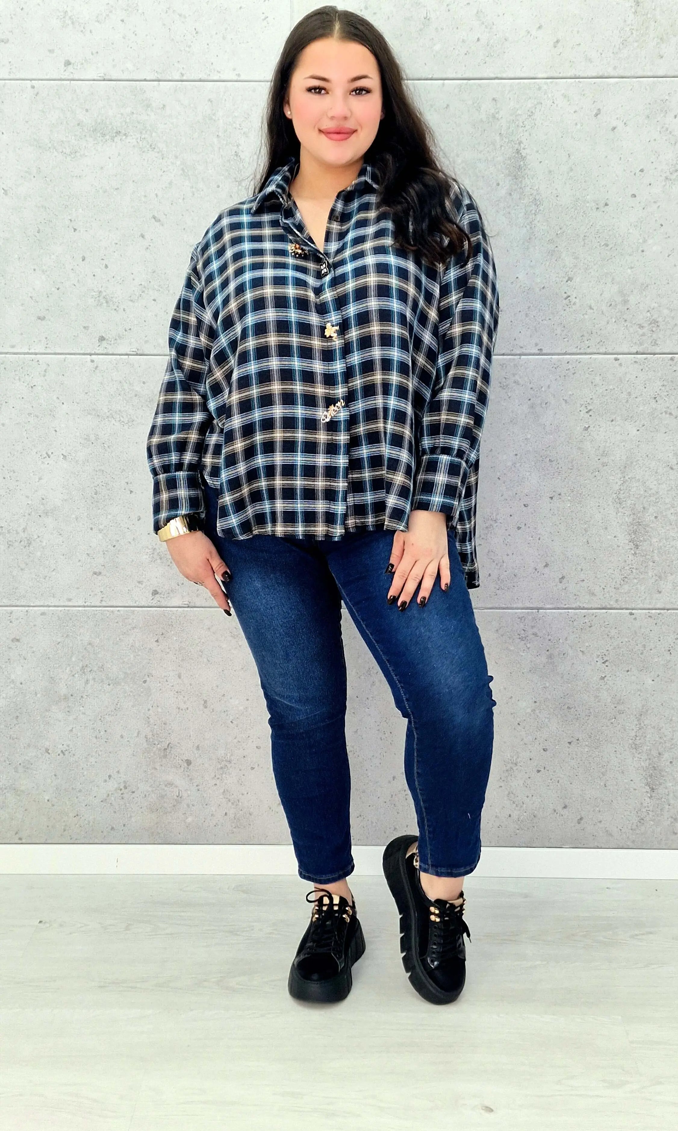 Koszula plus size w kratę – elegancja i wygoda w jednym. Stylowa XL