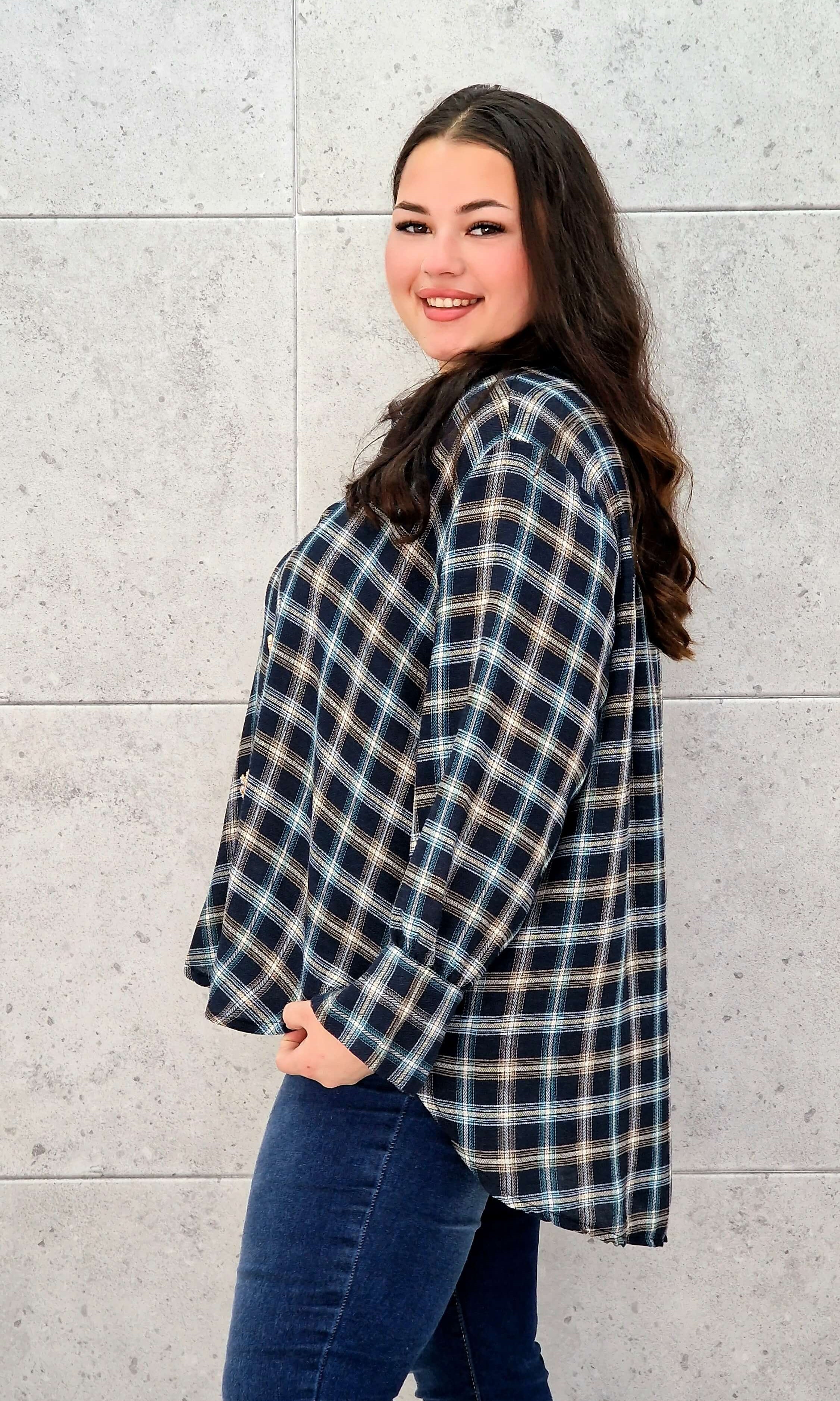 Koszula plus size w kratę – elegancja i wygoda w jednym. Stylowa XL