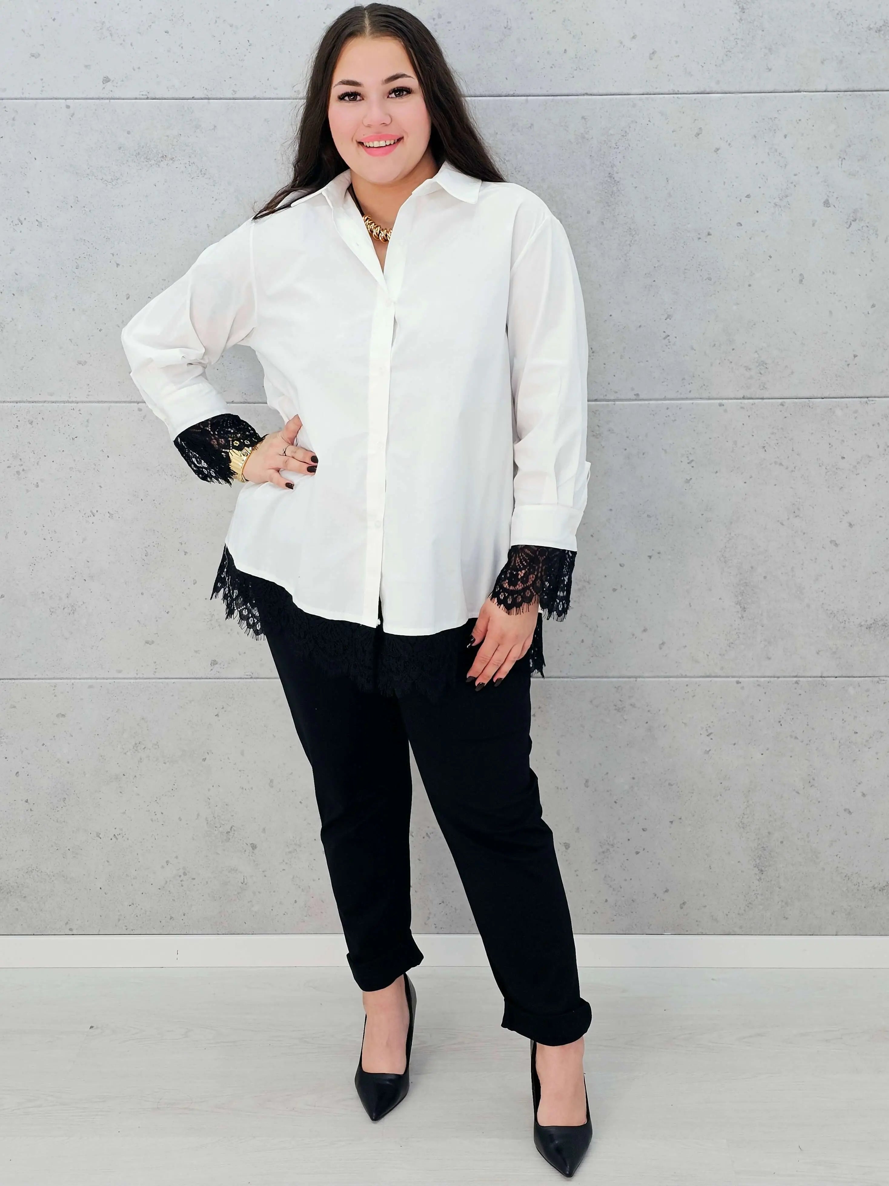 koszula z koronką biała plus size Stylowa XL – na modelce