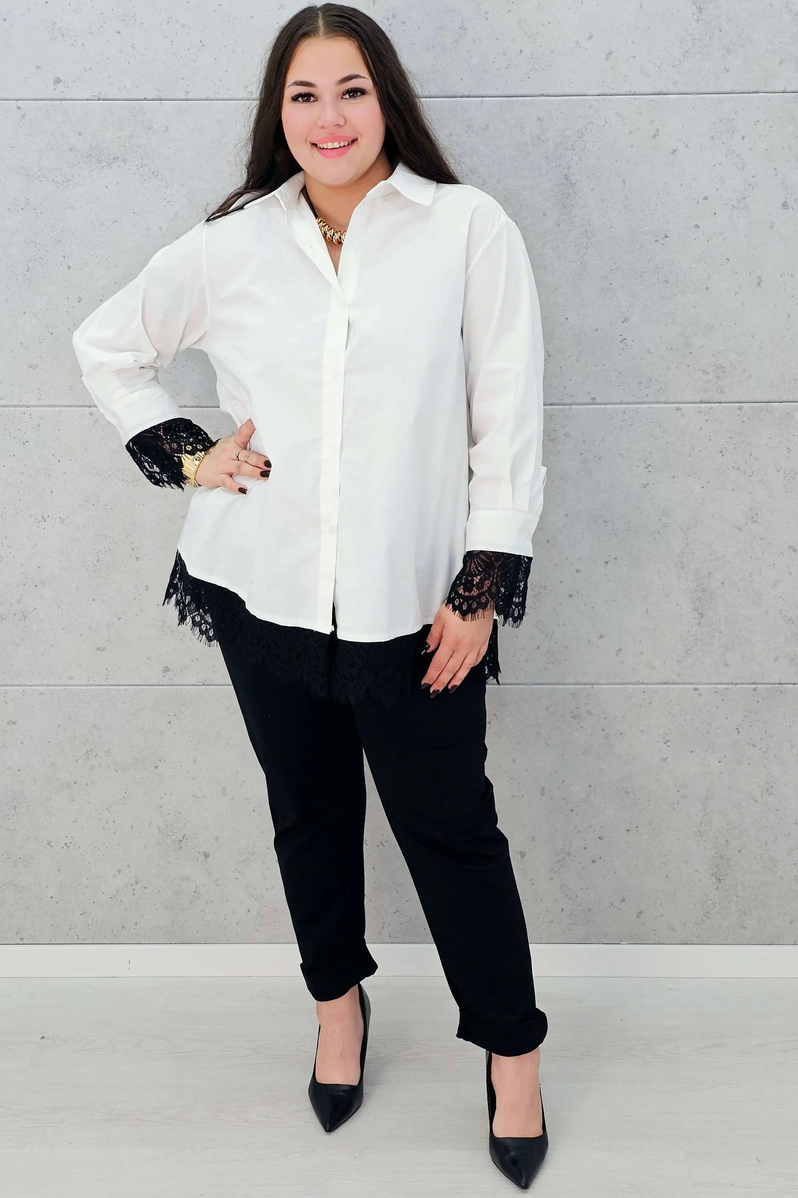 koszula z koronką biała plus size Stylowa XL – na modelce