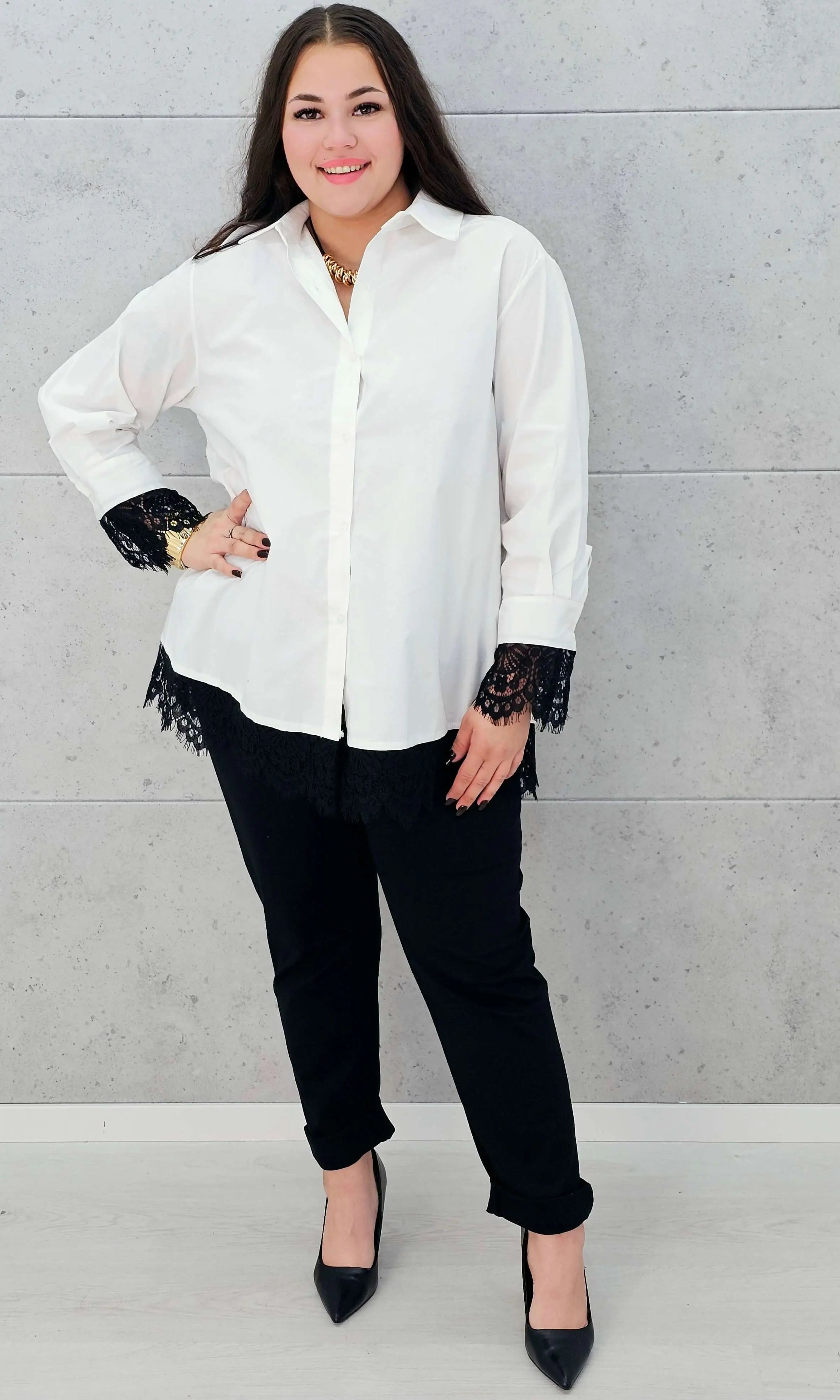 koszula z koronką biała plus size Stylowa XL – na modelce