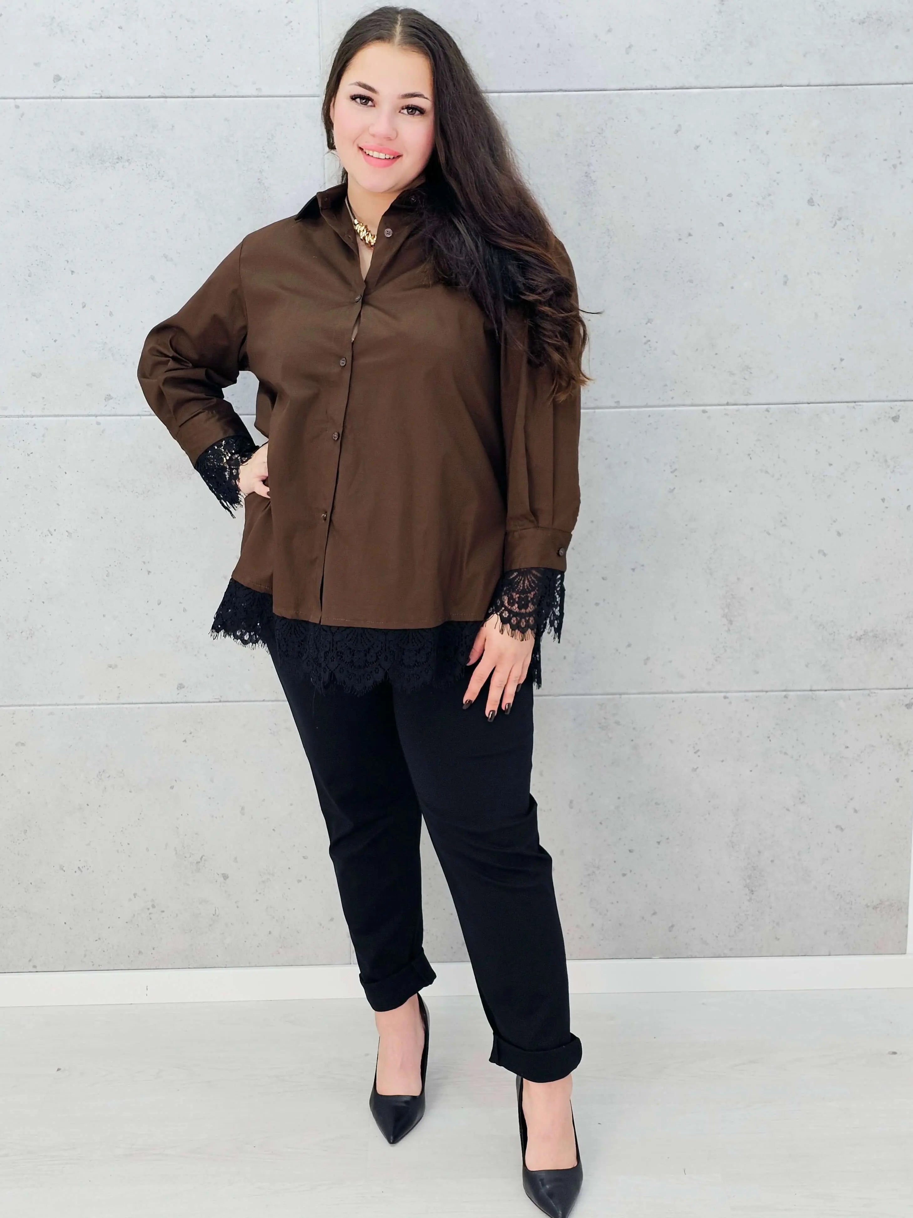 koszula z koronką brązowa plus size Stylowa XL – na modelce