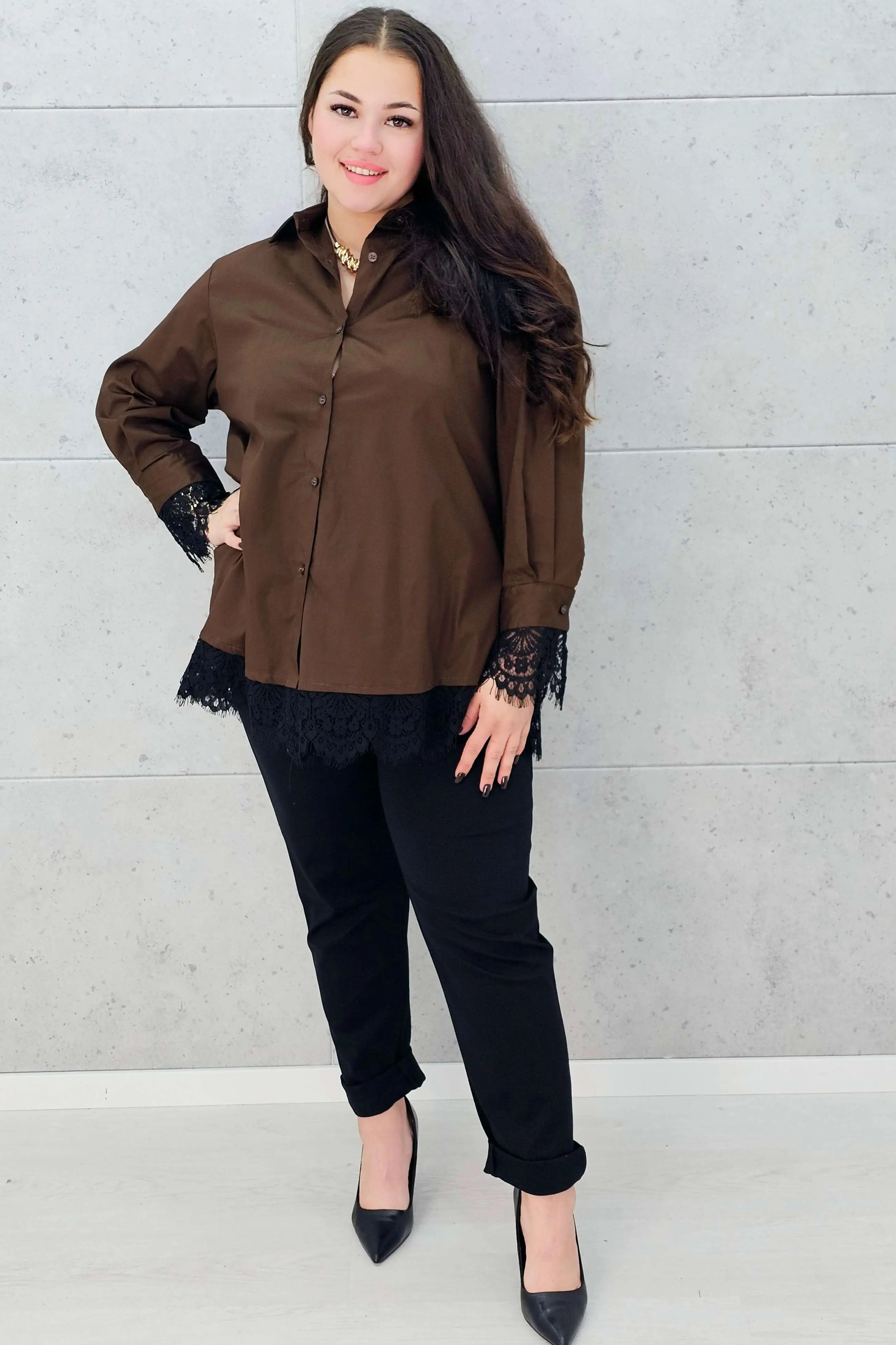 koszula z koronką brązowa plus size Stylowa XL – na modelce