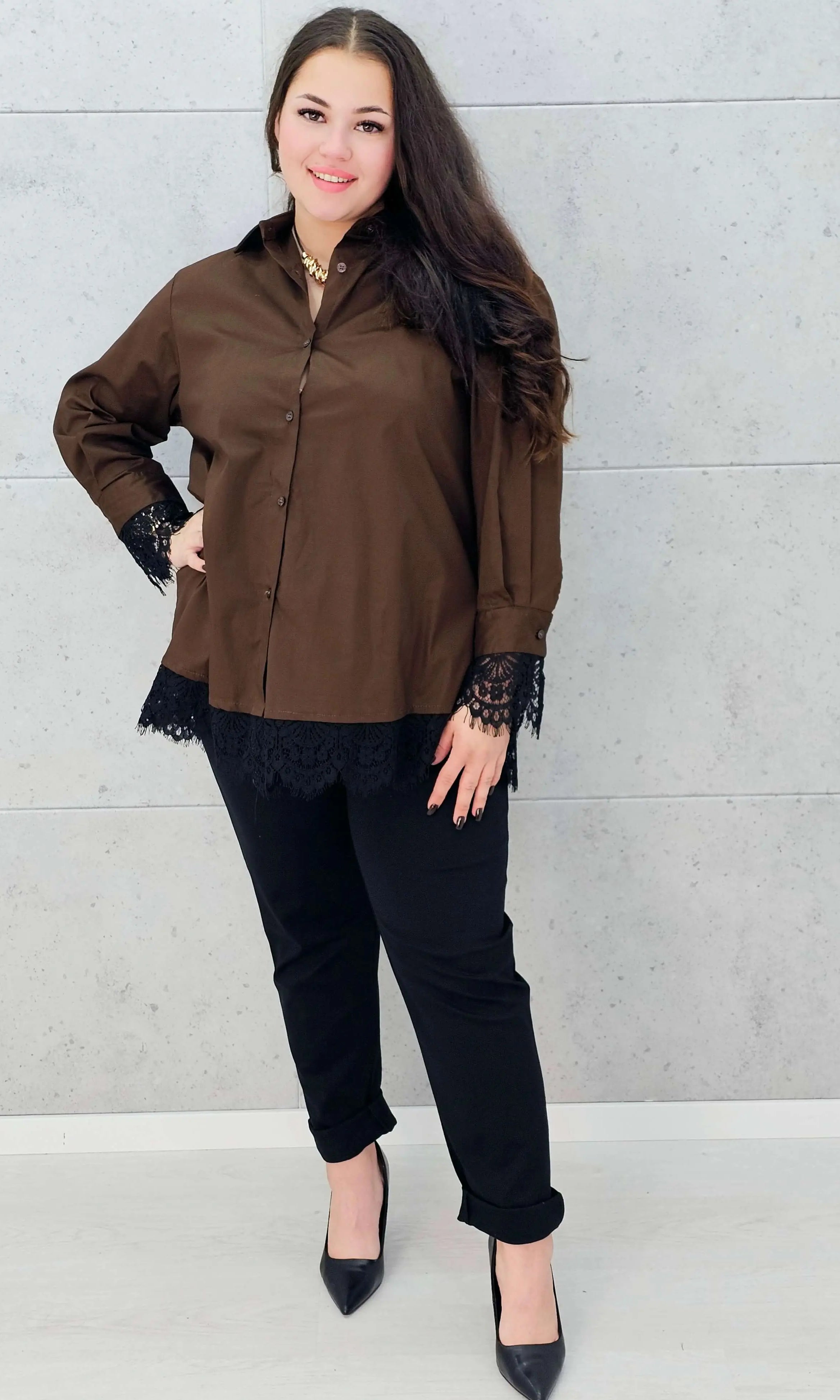 koszula z koronką brązowa plus size Stylowa XL – na modelce