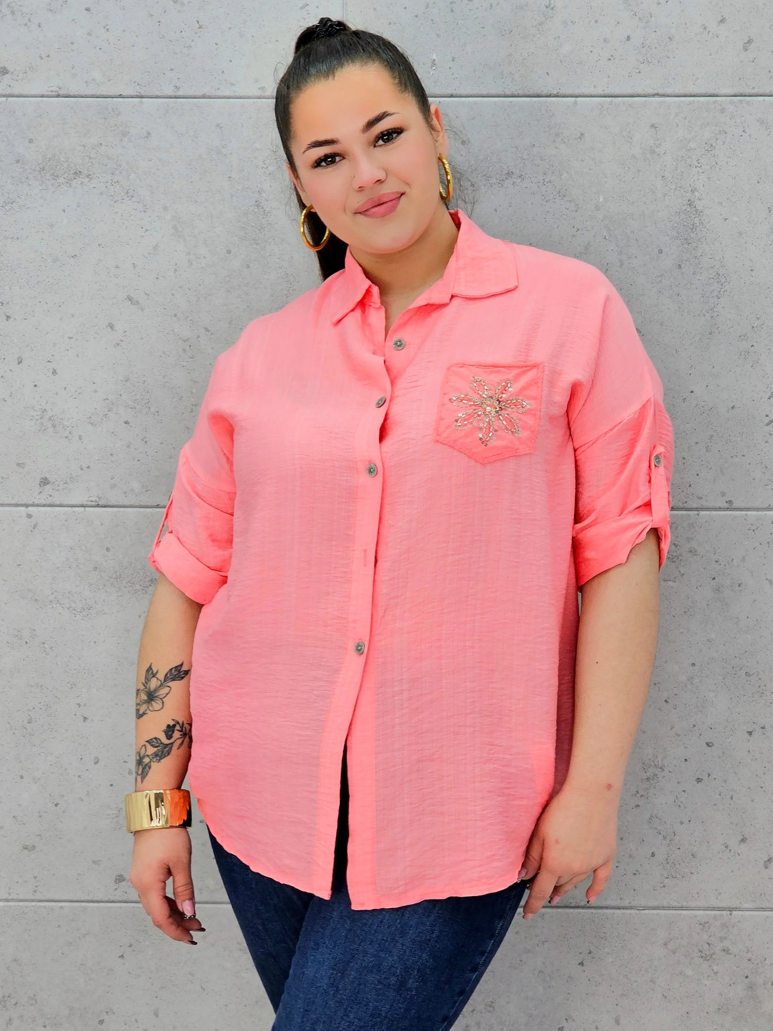 Koszula plus size z ozdobną kieszonką – stylowa i lekka koszula XXL Stylowa XL