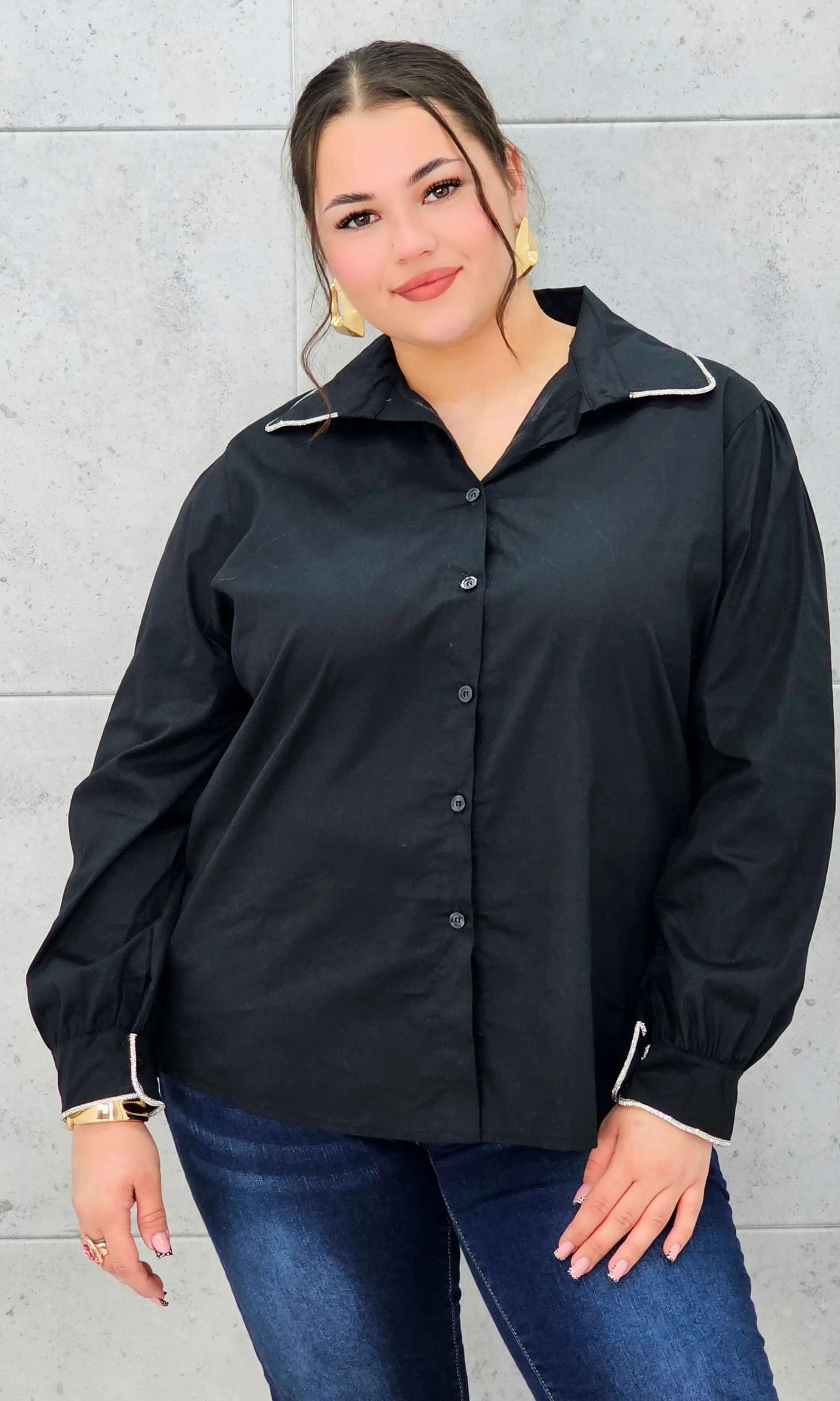 Koszula plus size z ozdobnym kołnierzykiem – klasyka w nowoczesnym wydaniu | Stylowa XL Stylowa XL