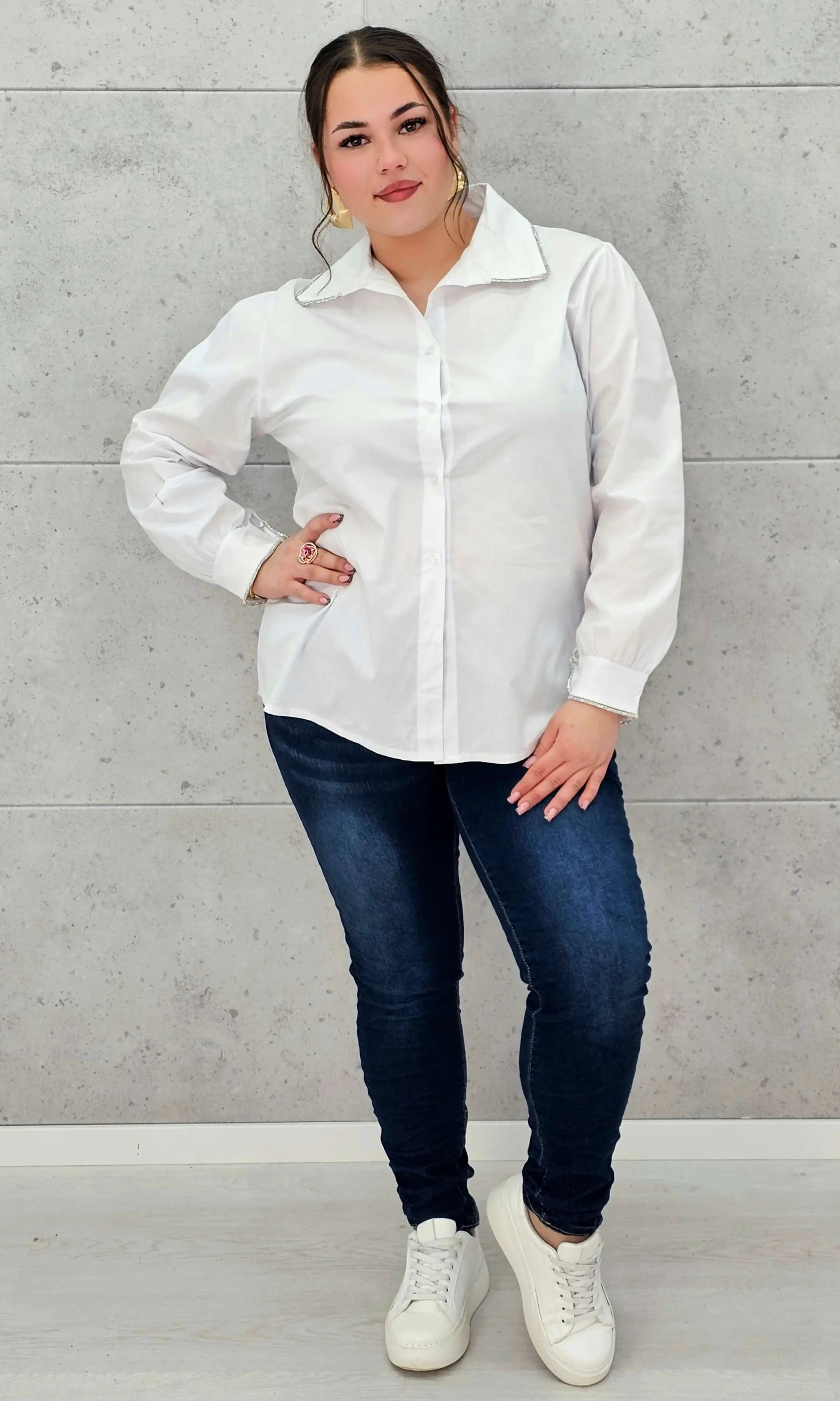 Koszula plus size z ozdobnym kołnierzykiem – klasyka w nowoczesnym wydaniu | Stylowa XL Stylowa XL